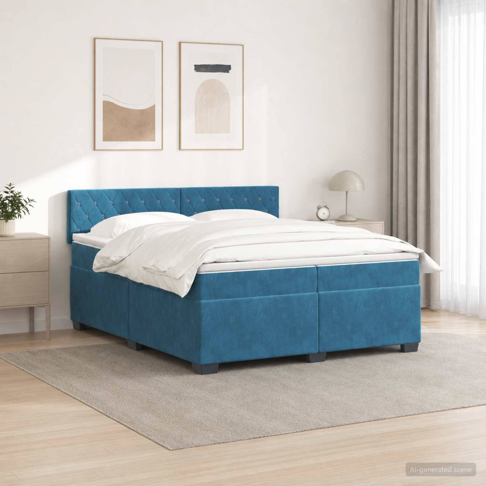 Bett mit blauem Polsterstoff und weißer Bettwäsche in einem hellen, minimalistischen Schlafzimmer, gezeigt mit Nachttisch, Lampe, Pflanze und gerahmtem Wandbild.