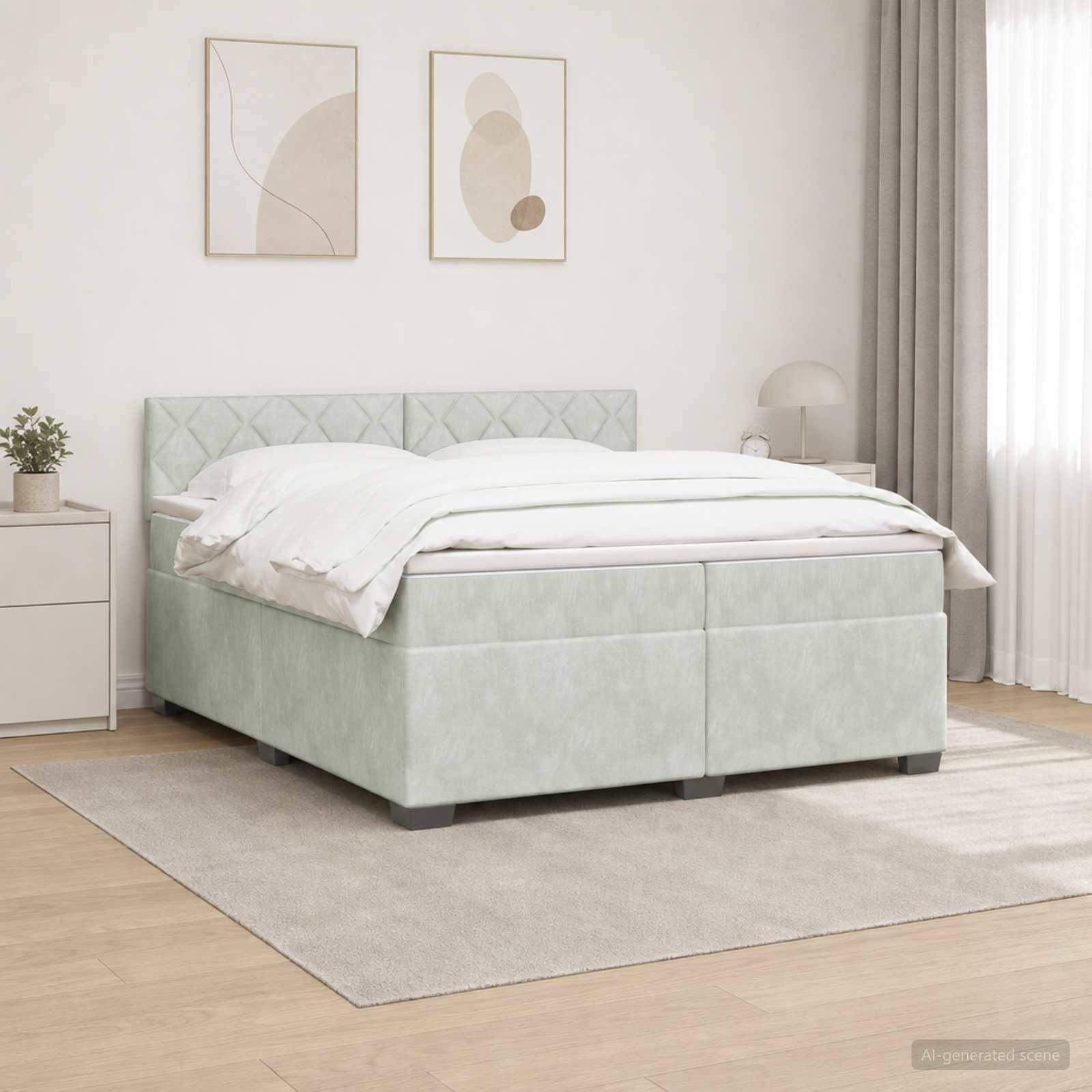 Ordentlich gemachtes mintgrünes gepolstertes Bett in einem minimalistischen Schlafzimmer mit weißer Bettwäsche, zwei Wanddrucken, einem Nachttisch, einer Lampe und einem Teppich.