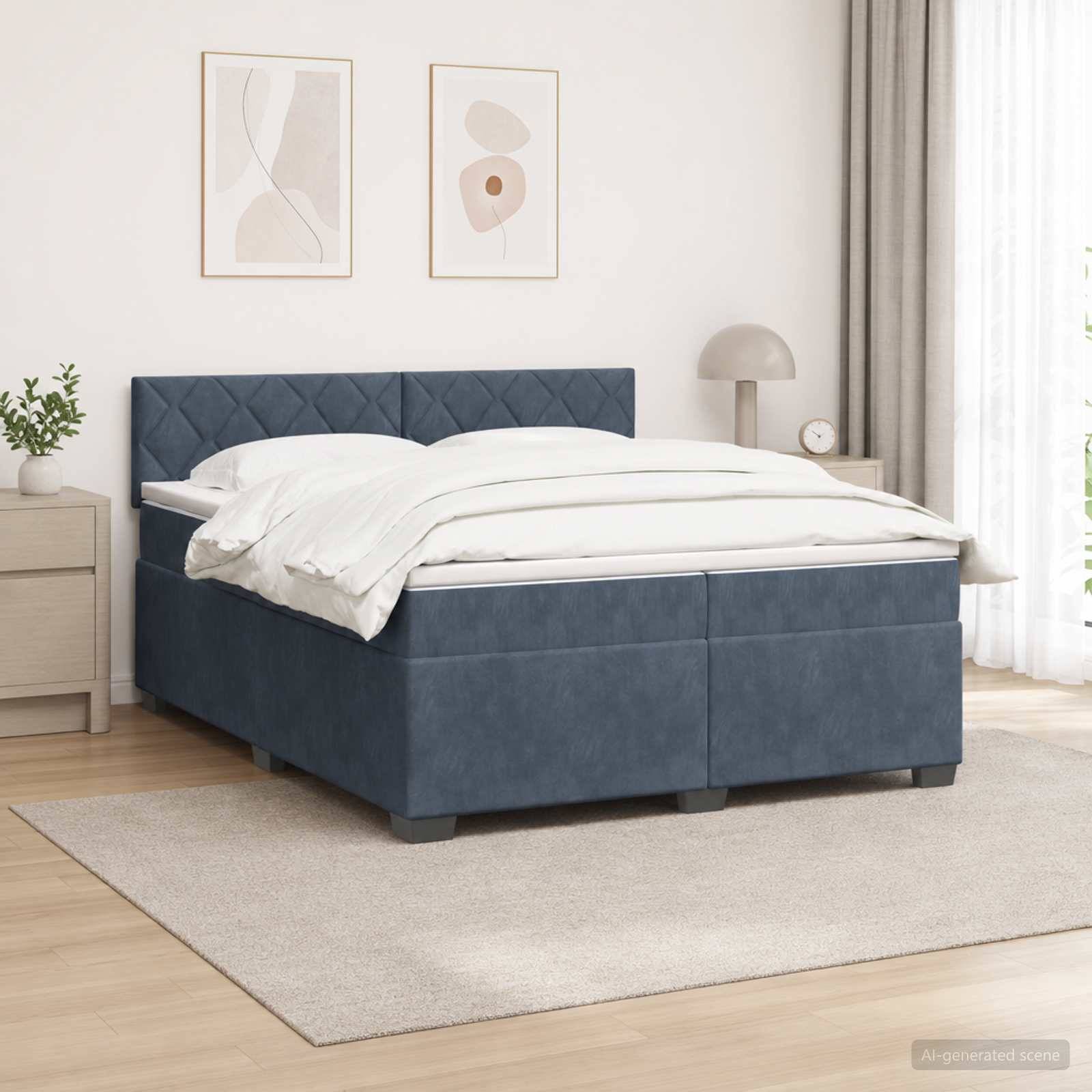 Blaues gepolstertes Bett mit weißer Bettwäsche in einem hellen, minimalistischen Schlafzimmer, gezeigt auf einem hellen Teppich neben einem Nachttisch und einer Lampe.