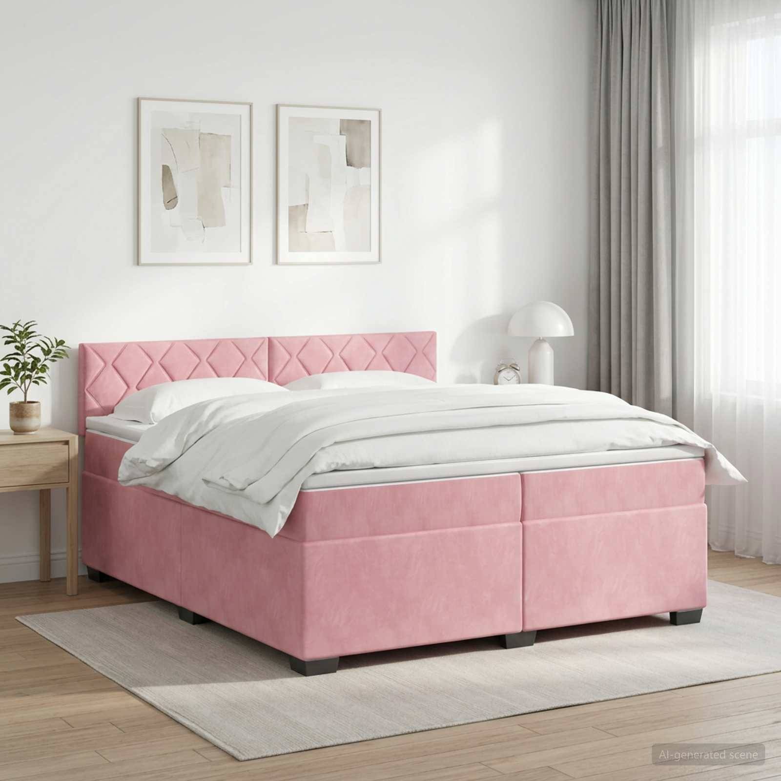 Rosa gepolstertes Bett mit gestepptem Kopfteil in einem hellen, minimalistischen Schlafzimmer mit weißer Bettwäsche, Nachttisch, Lampe, gerahmter Kunst, Vorhängen und Teppich.