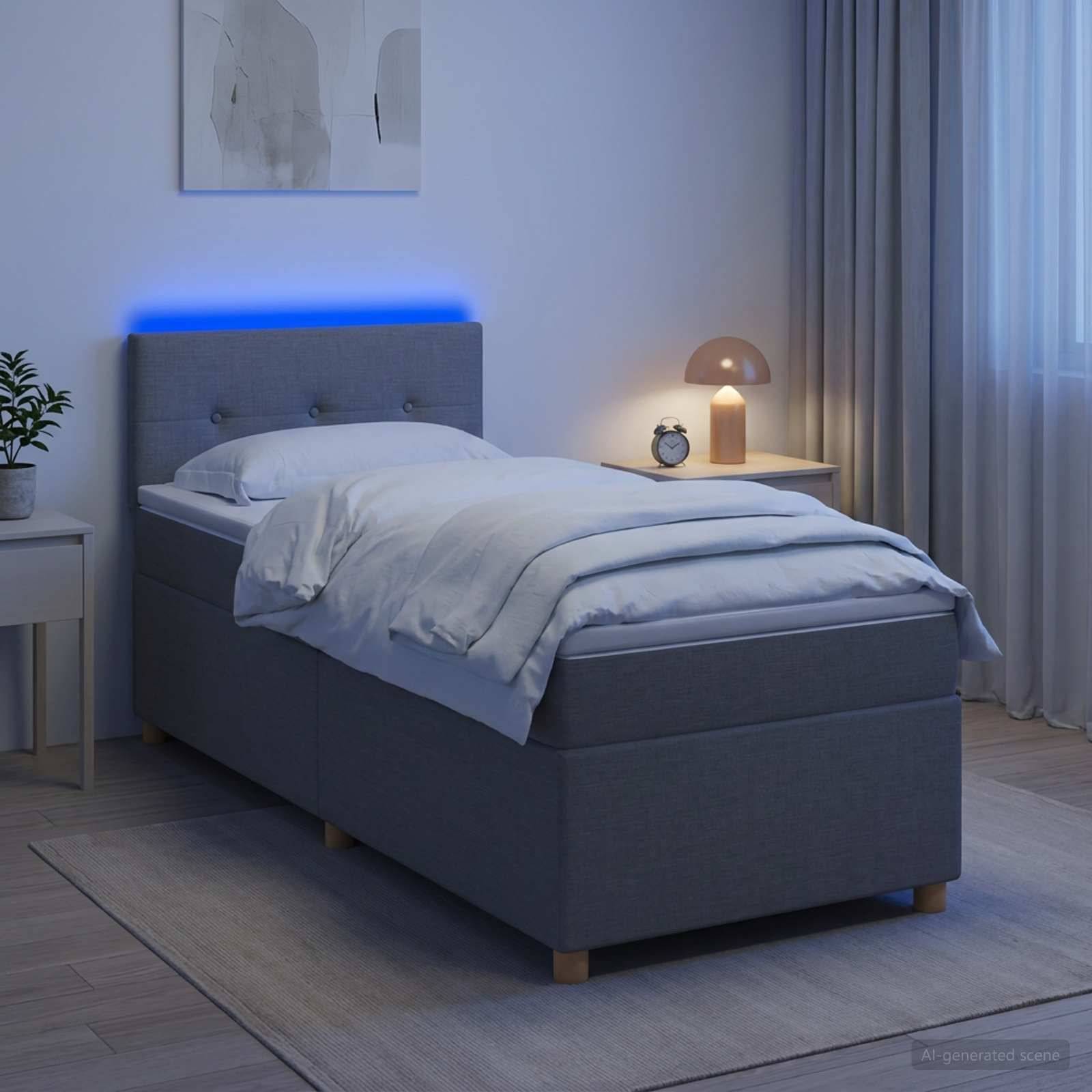 Ein modernes graues Bett mit blauer LED-Kopfleuchtenbeleuchtung in einem sanft beleuchteten Schlafzimmer, mit Nachttischlampe, Wecker, Pflanze und Vorhängen.