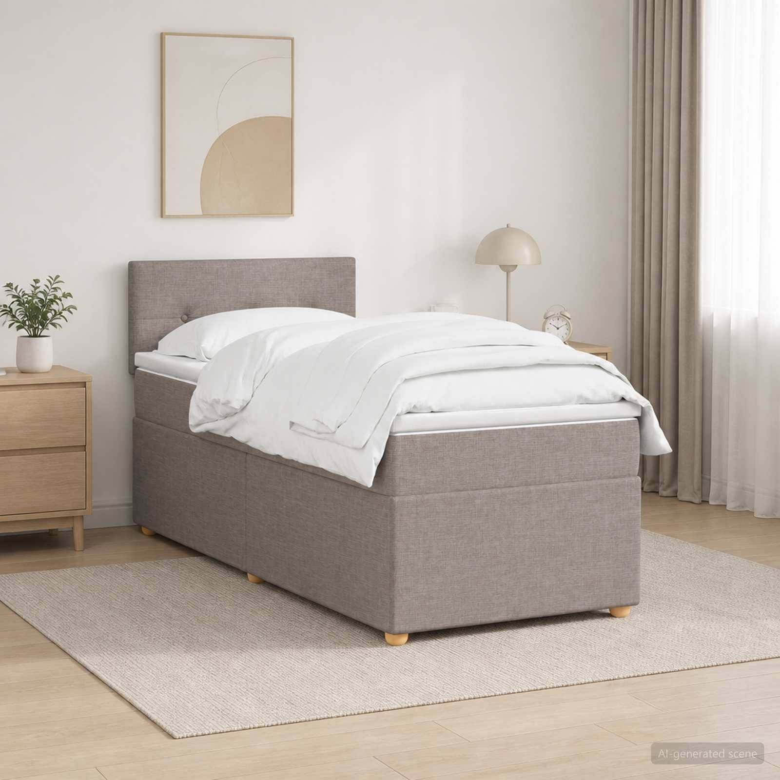 Minimales Schlafzimmer mit einem grau gepolsterten Bett, weißer Bettwäsche, Nachttisch, Lampe, Pflanze und neutraler Dekoration auf einem hellen Teppich.