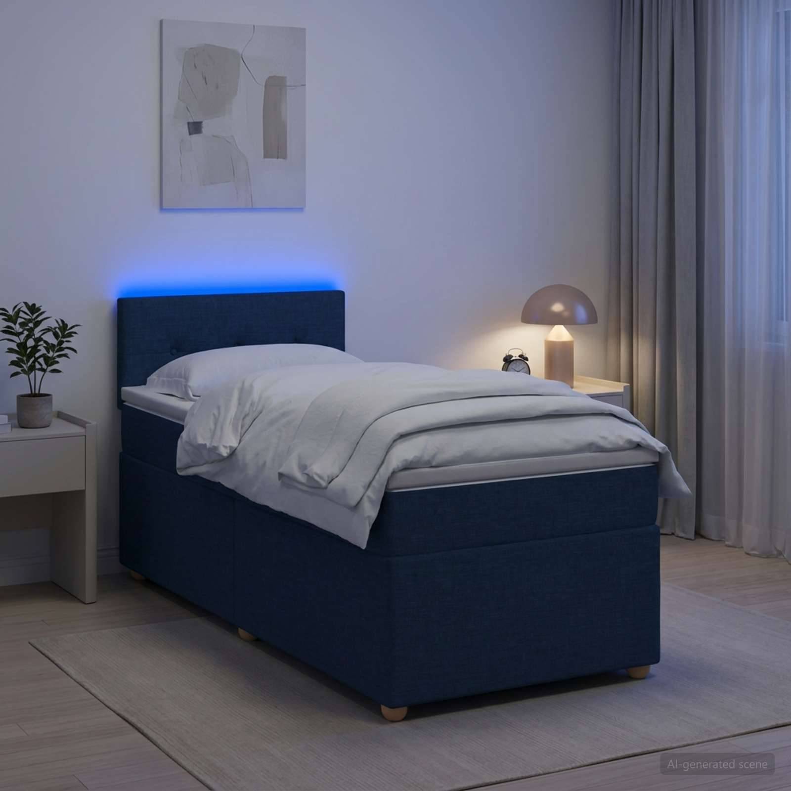 Modernes Schlafzimmer mit einem blau gepolsterten Bett, das von einer blauen Kopfleuchte beleuchtet wird, weißer Bettwäsche, Nachttischlampe, Pflanze und Wandkunst.