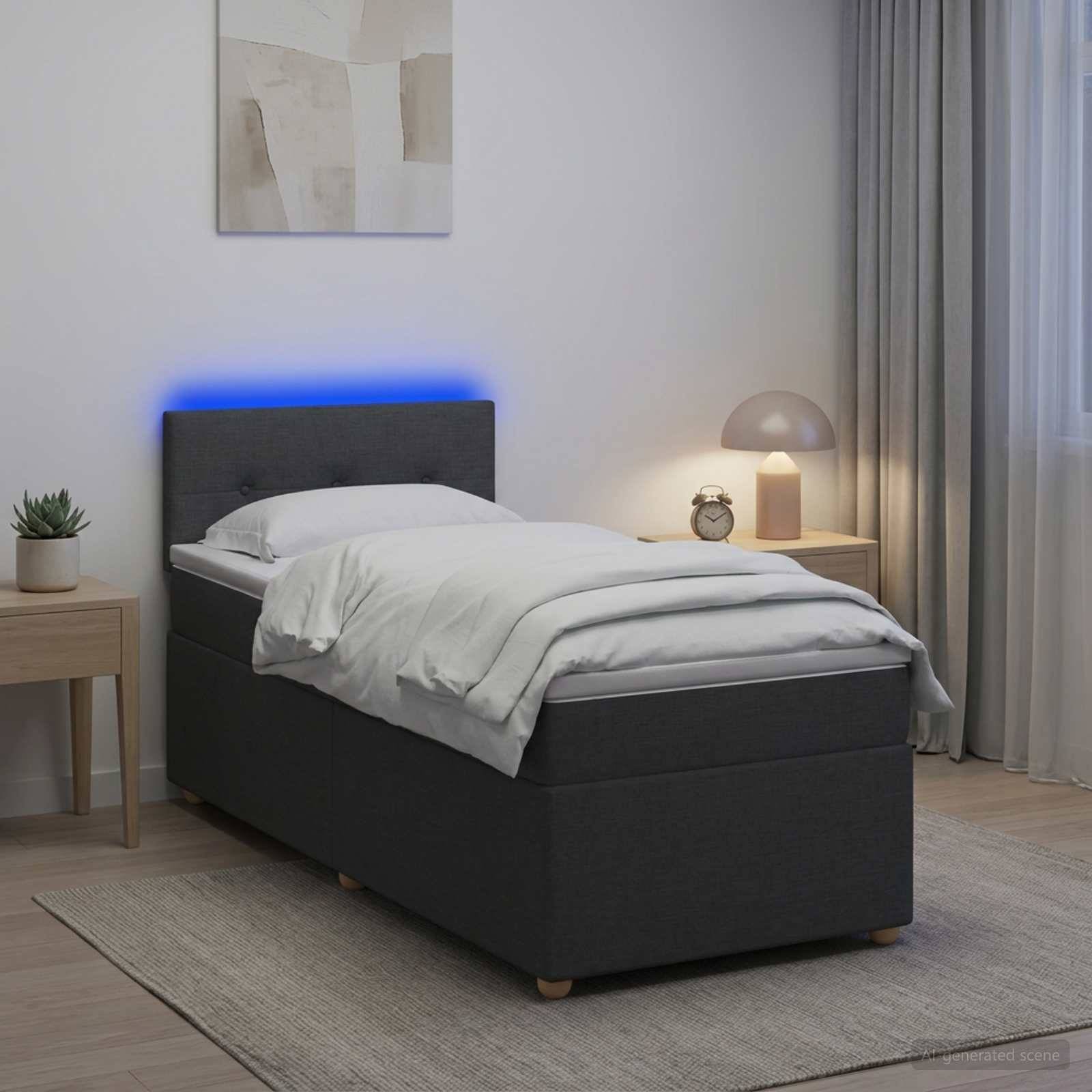 Modernes Schlafzimmer mit dunkel gepolstertem Bett, blau beleuchteter Kopfleiste, weißer Bettwäsche, Nachttischen, Lampe, Uhr und Vorhängen.