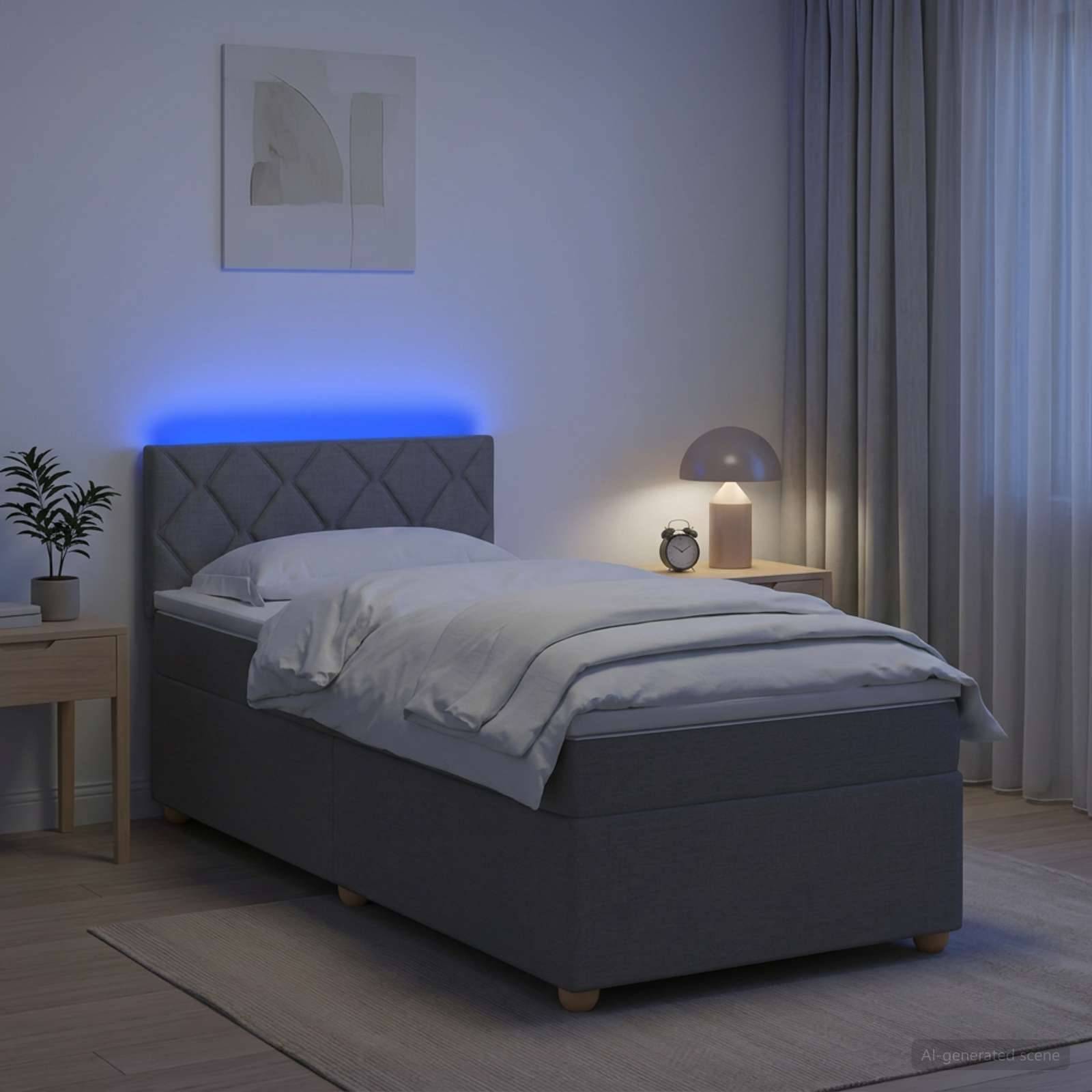 Modernes Schlafzimmer mit einem grau gepolsterten Bett, das durch blaue LED-Rückbeleuchtung beleuchtet wird, flankiert von einem Pflanzentisch und einem Nachttisch mit Lampe und Wecker.