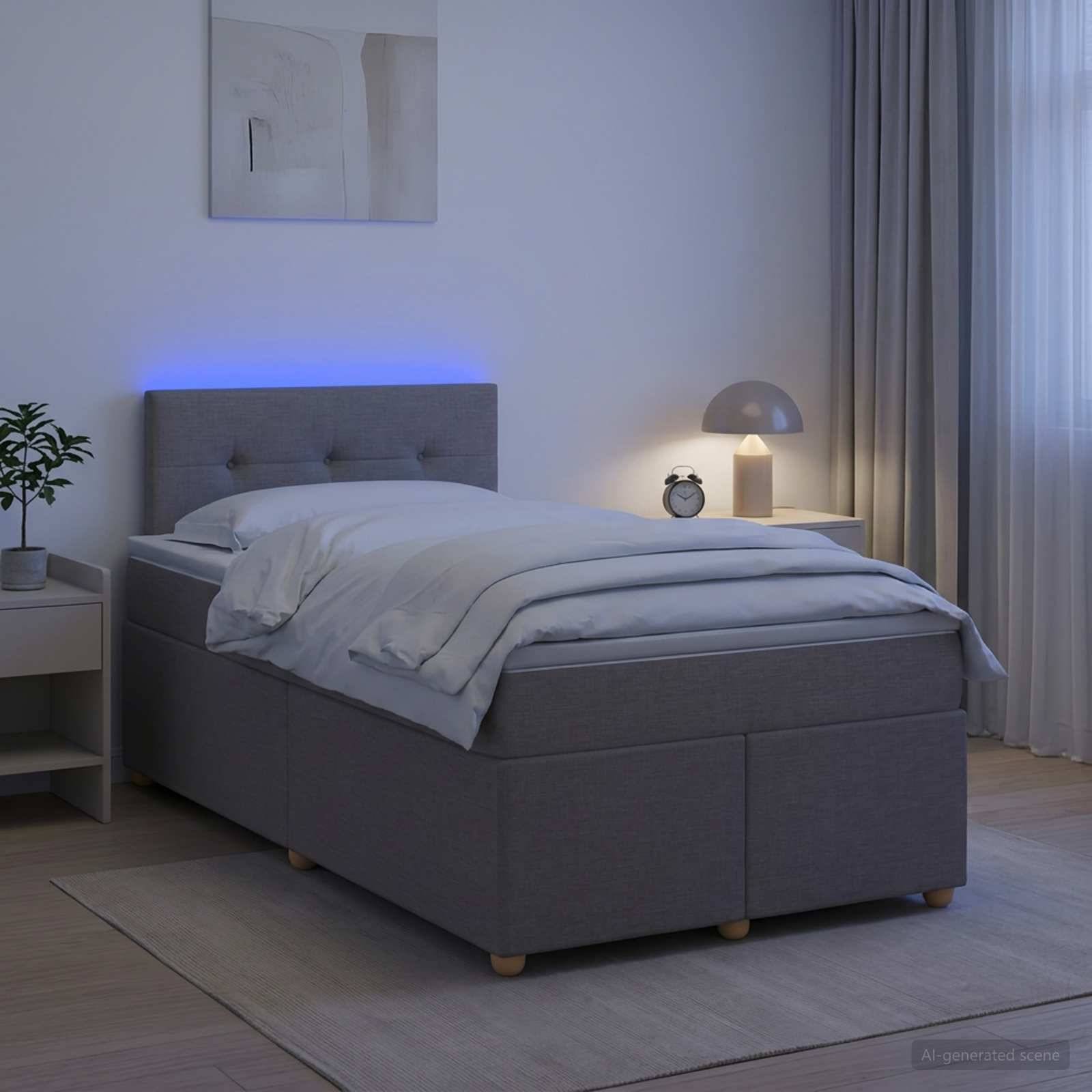 Modernes grau gepolstertes Bett mit weißer Bettwäsche in einem minimalistischen Schlafzimmer, beleuchtet durch eine Nachttischlampe und blaues Kopfleuchten-Licht.
