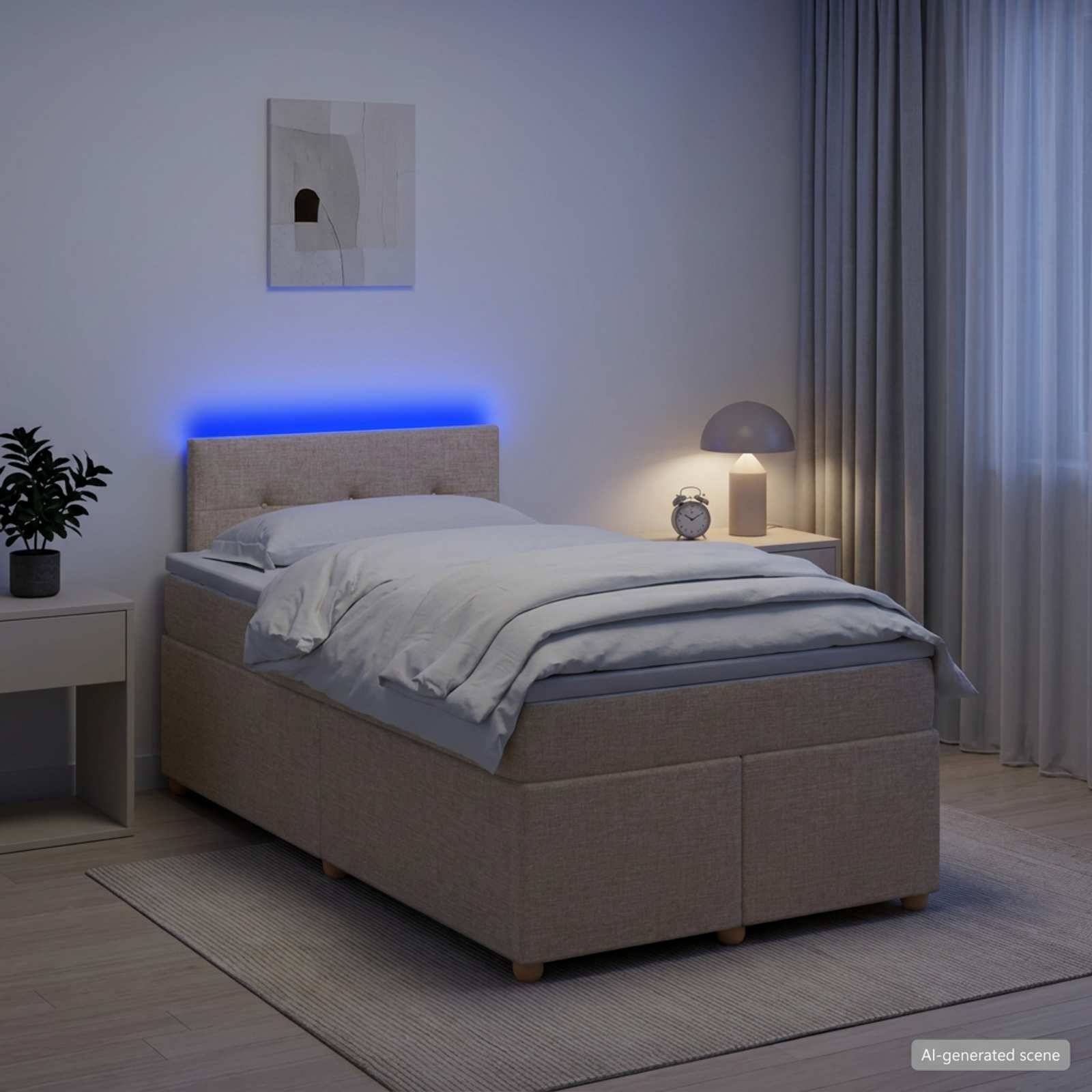 Modernes Schlafzimmer mit unmachtem Bett, blauer LED-Kopfleuchtenbeleuchtung, Nachttischlampe und Uhr, Pflanze und durchsichtigen Vorhängen in der Nacht.