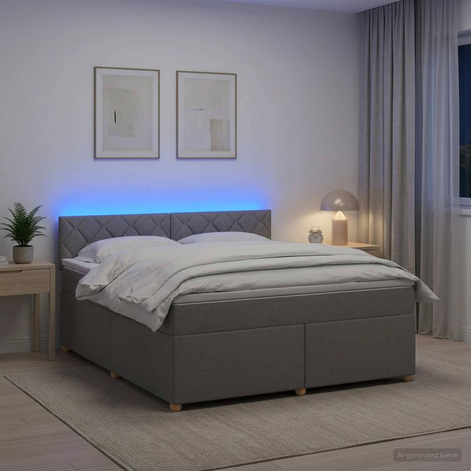 Modernes Schlafzimmer mit grauem Polsterbett, weißer Bettwäsche, blau beleuchteten Kopfteil, Nachttischlampe, Pflanze, Wandkunst im Rahmen und Vorhängen.