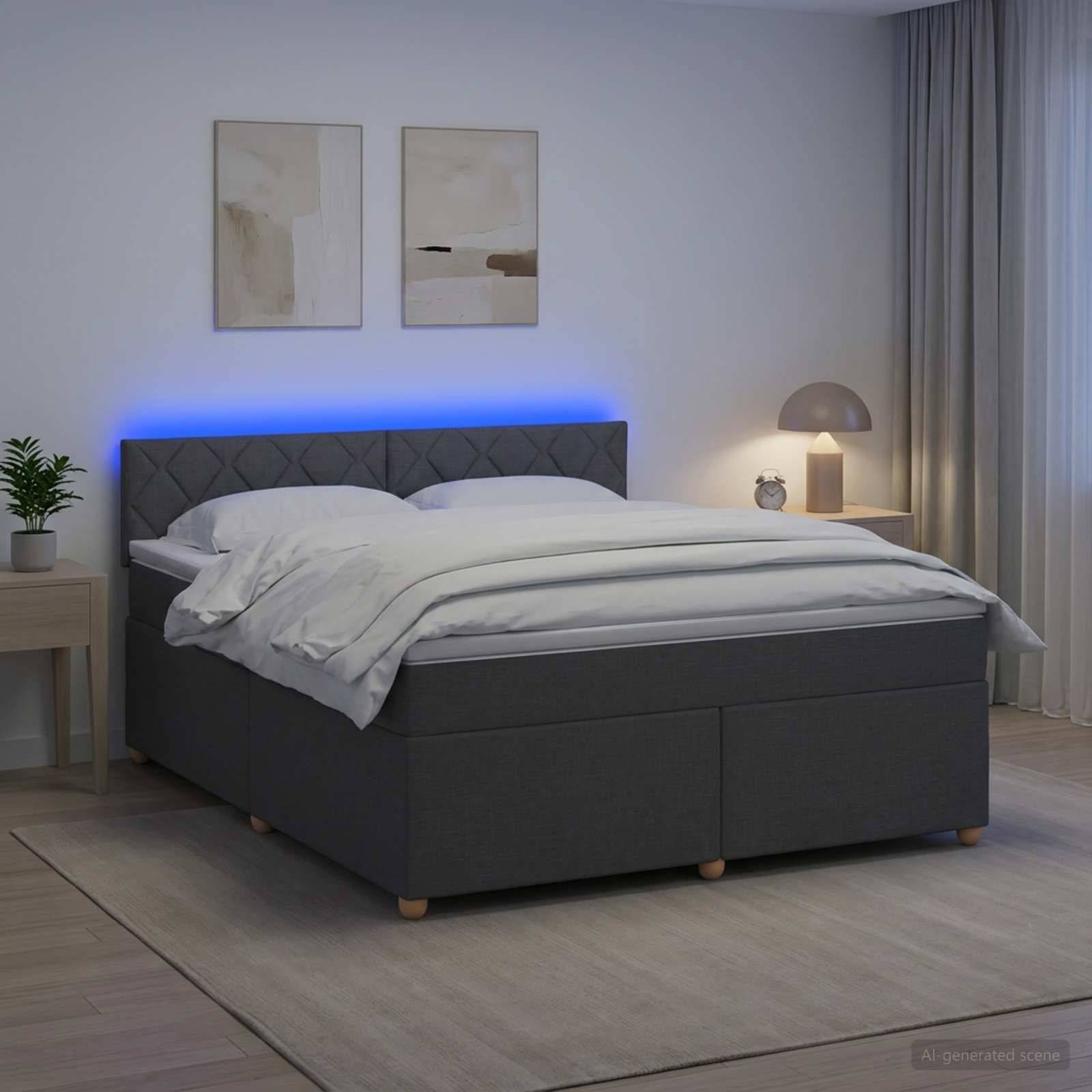 Modernes Schlafzimmer mit dunklem gepolstertem Bett, weißer Bettwäsche, blauer Kopfleuchtenlicht, Nachttischlampe, Pflanze, Wandkunst und Vorhängen.