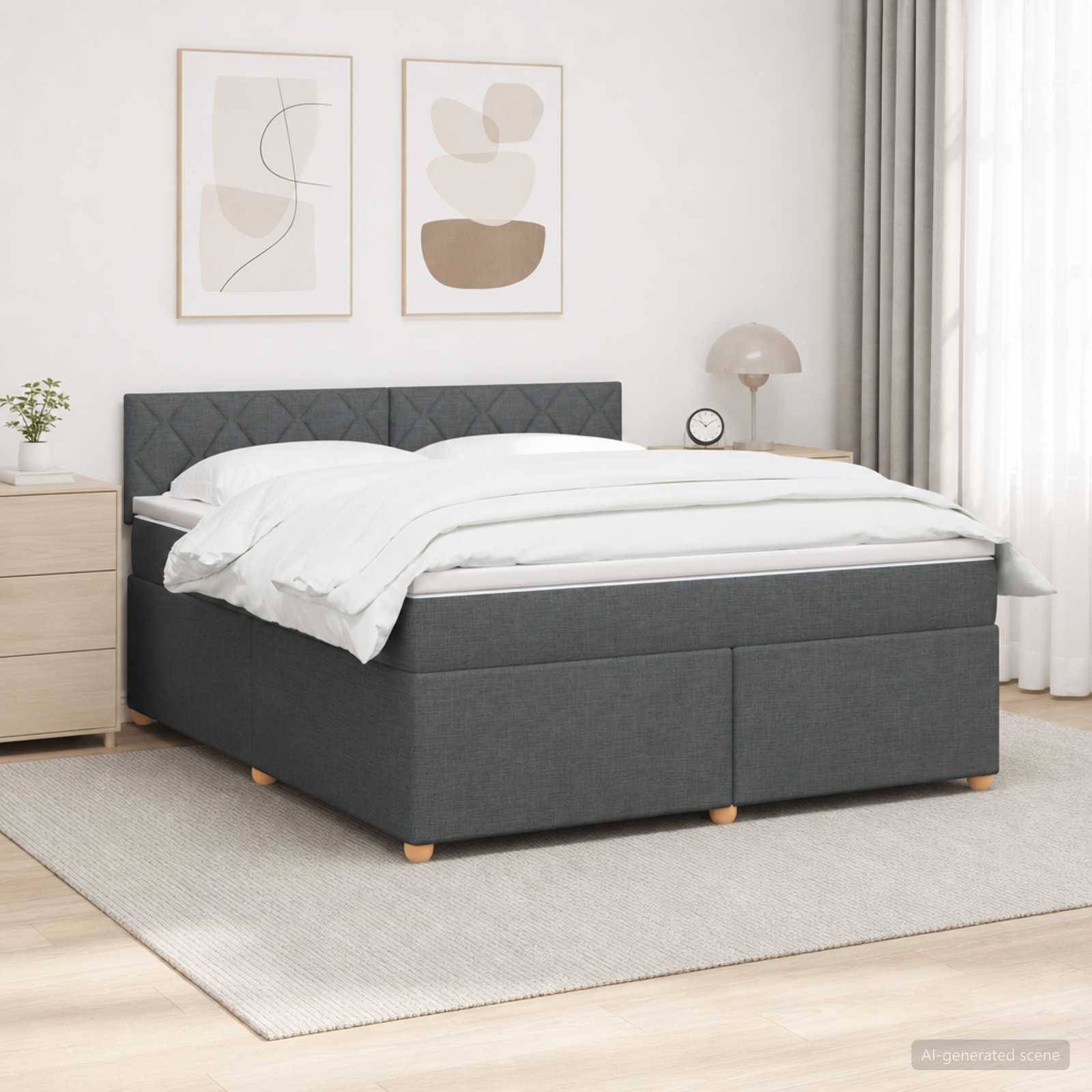 Modernes Schlafzimmer mit dunkelgrauem Polsterbett, weißer Bettwäsche, Nachttisch, Lampe und abstrakter Wandkunst.