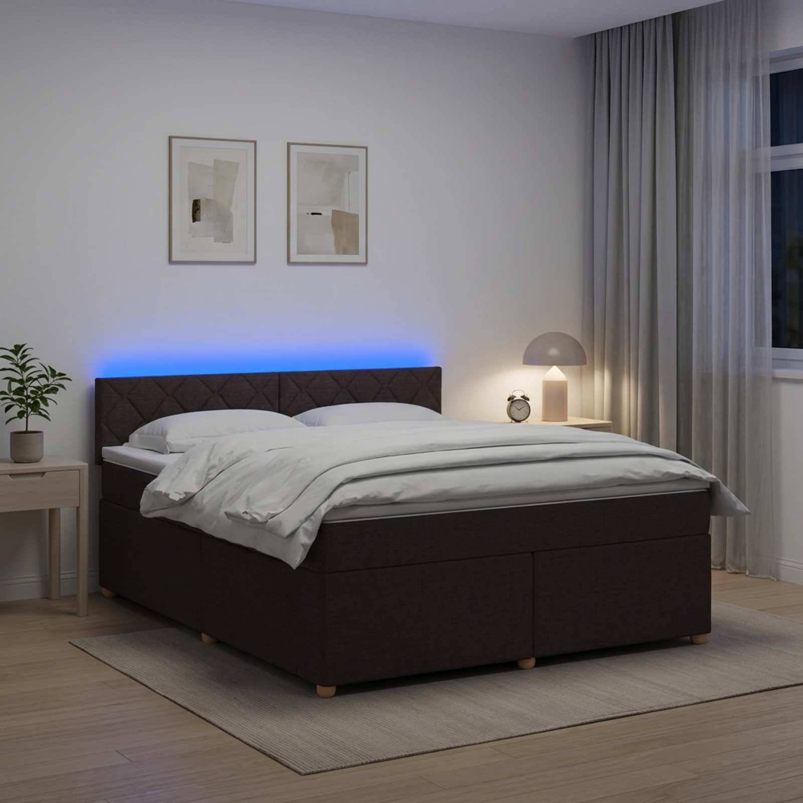 Modernes Schlafzimmer mit dunkelm gepolstertem Bett, weißer Bettwäsche, blauer LED-Kopfleuchte, Nachttischlampe, Pflanze, Wandkunst und Vorhängen.