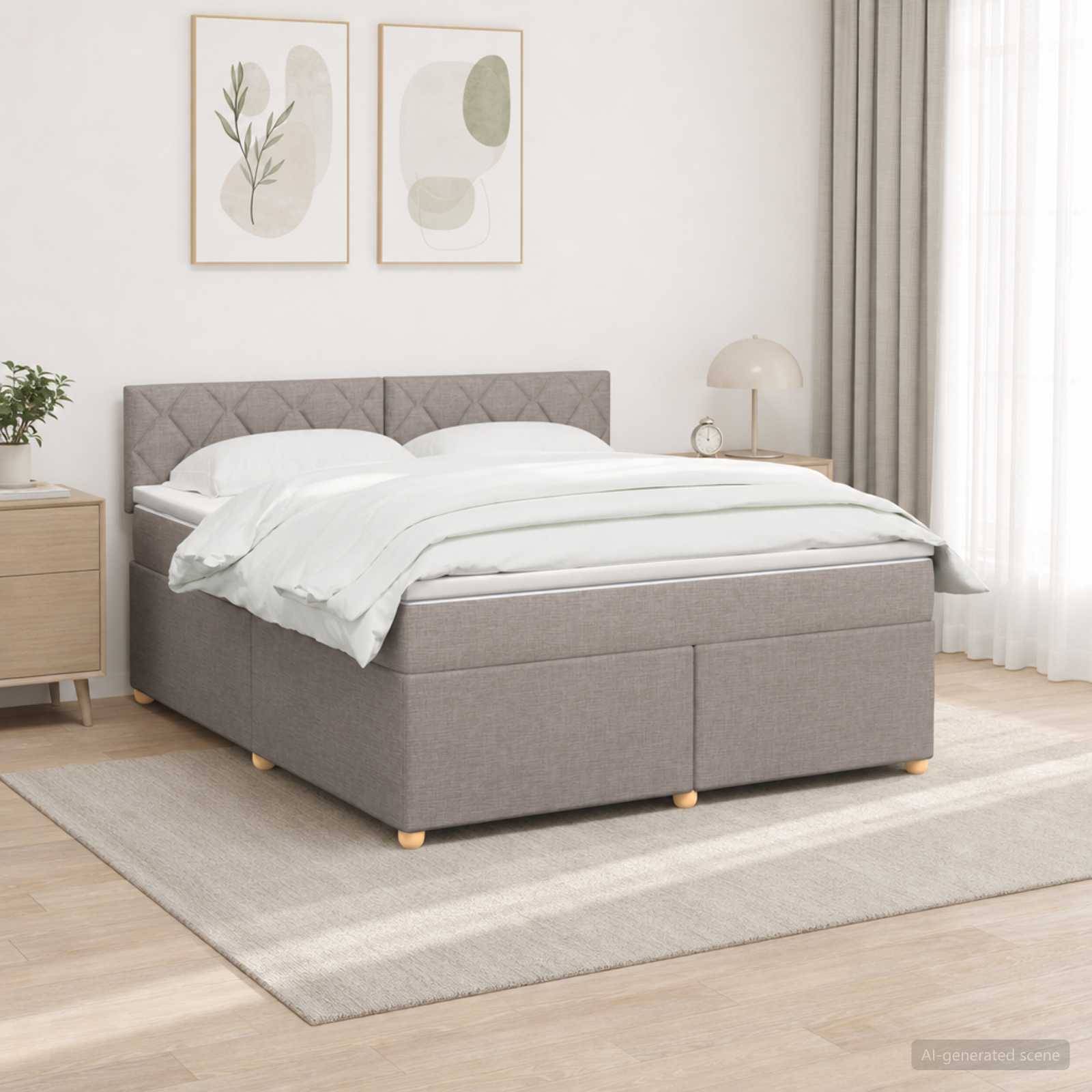 Modernes grau gepolstertes Bett mit gestepptem Kopfteil, weiße Bettwäsche, Nachttisch und Lampe in einem hellen minimalistischen Schlafzimmer