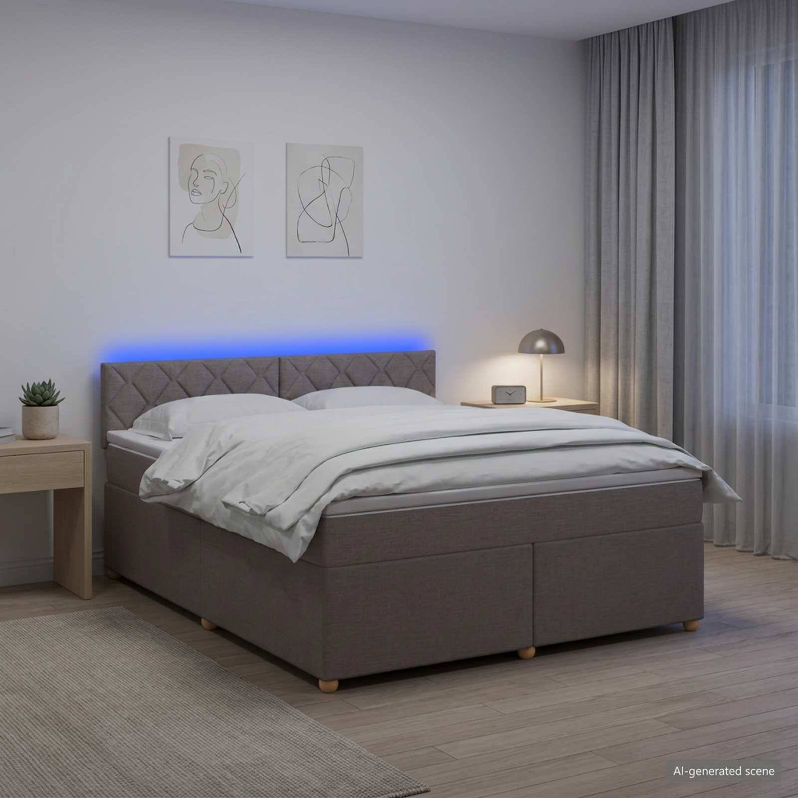 Modernes Schlafzimmer mit Doppelbett, blauem LED-Kopfteil-Glanz, Nachttisch und Lampe, Wandkunst und vom Boden bis zur Decke reichenden Vorhängen.