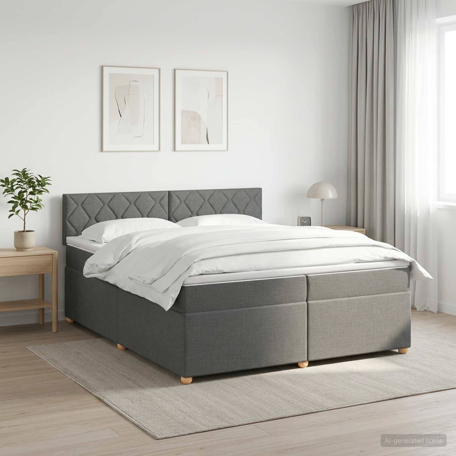 Minimales Schlafzimmer mit einem grau gepolsterten Bett, bezogen mit weißer Bettwäsche, neben einem Nachttisch, einer Lampe, einer Pflanze und gerahmter Wandkunst.