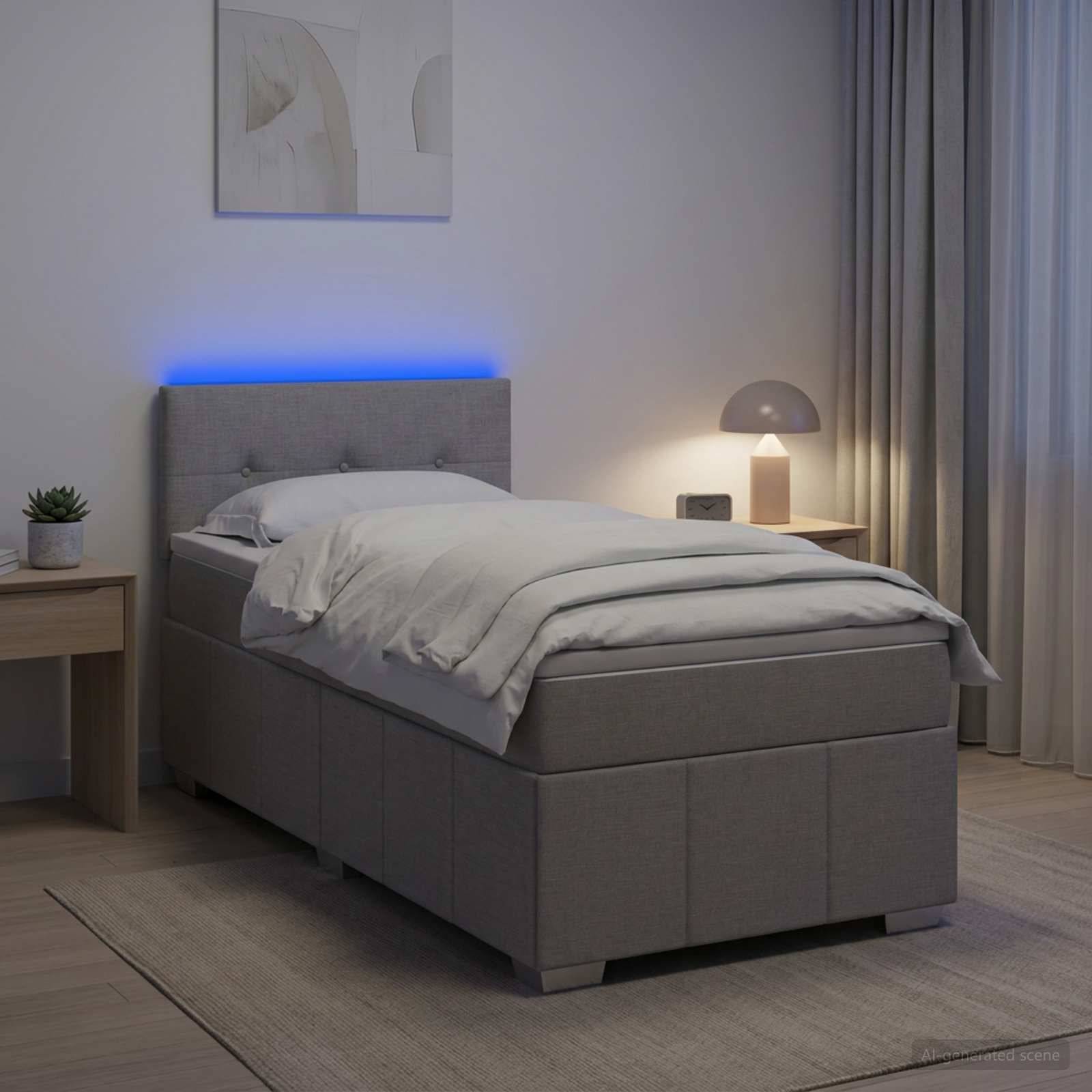 Modernes grau gepolstertes Bett in einem minimalistischen Schlafzimmer mit blauer Kopfbrett-Beleuchtung, Nachttisch, Lampe und Vorhängen.