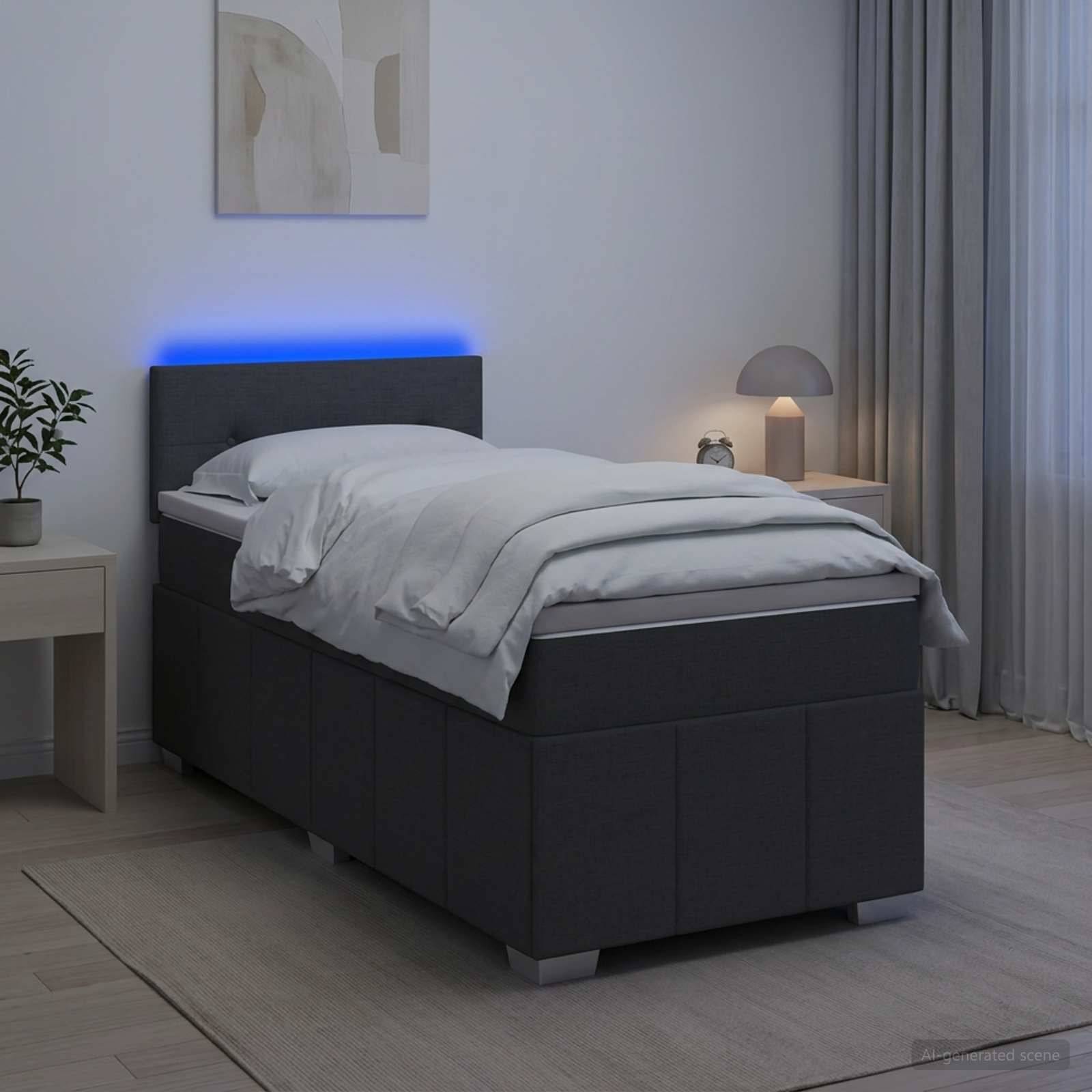Modernes Schlafzimmer mit einem dunkel gepolsterten Bett und weißer Bettwäsche, ausgestattet mit einem blau beleuchteten Kopfteil, einer Nachttischlampe und Vorhängen.