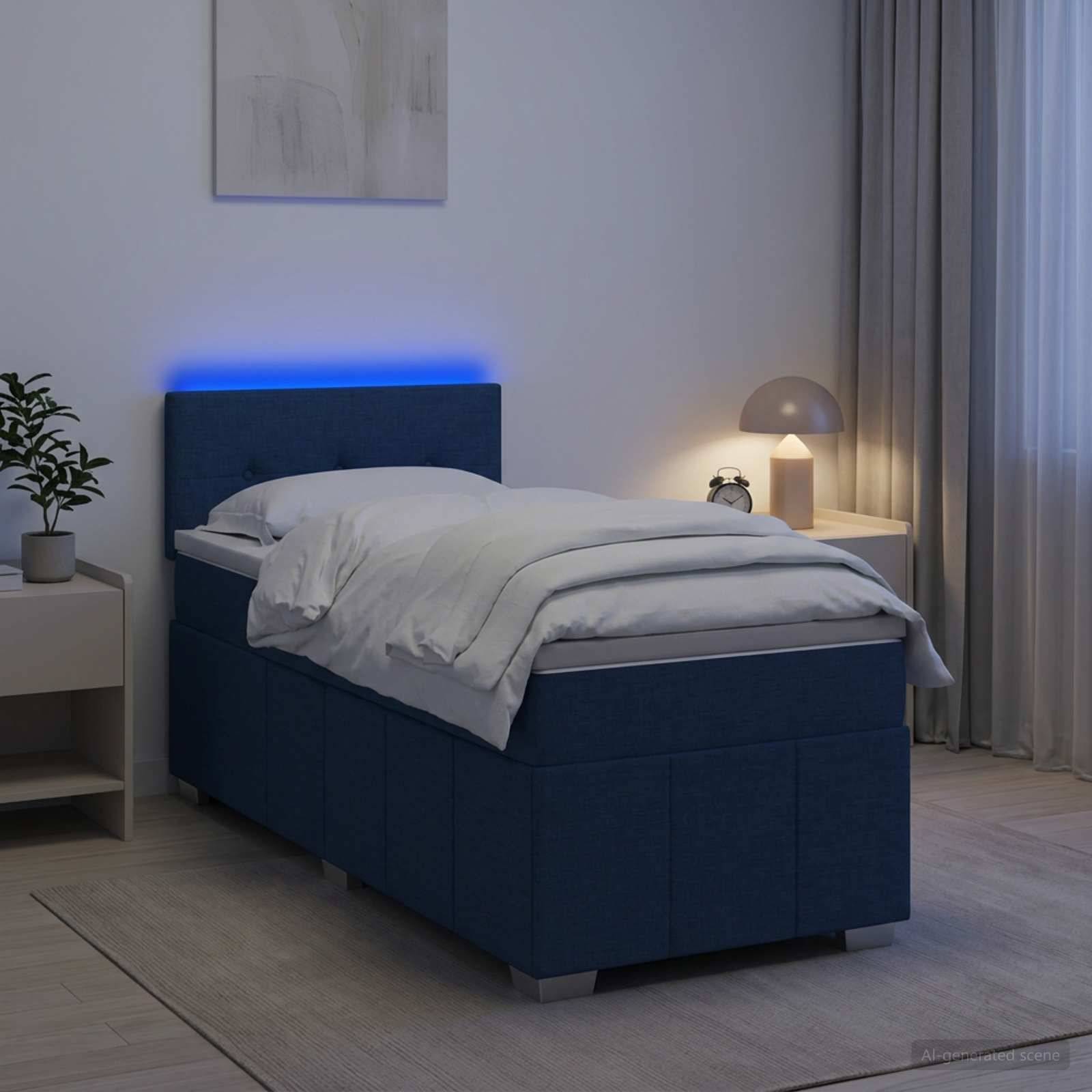 Modernes Schlafzimmer mit einem blaugepolsterten Einzelbett, weißer Bettwäsche, leuchtender blauer Kopfleuchte, Nachttischlampe und Vorhängen an einem Fenster.