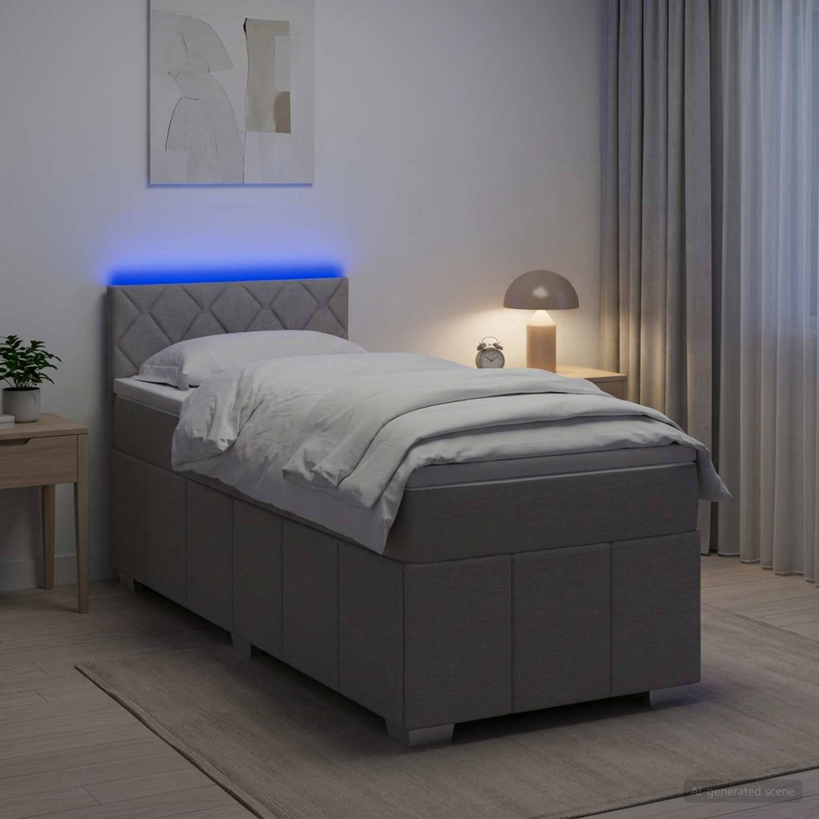 Modernes grau gepolstertes Bett mit weißer Bettwäsche und blauem Kopfteillicht in einem sanft beleuchteten Schlafzimmer neben einem Nachttisch, einer Lampe und Vorhängen.