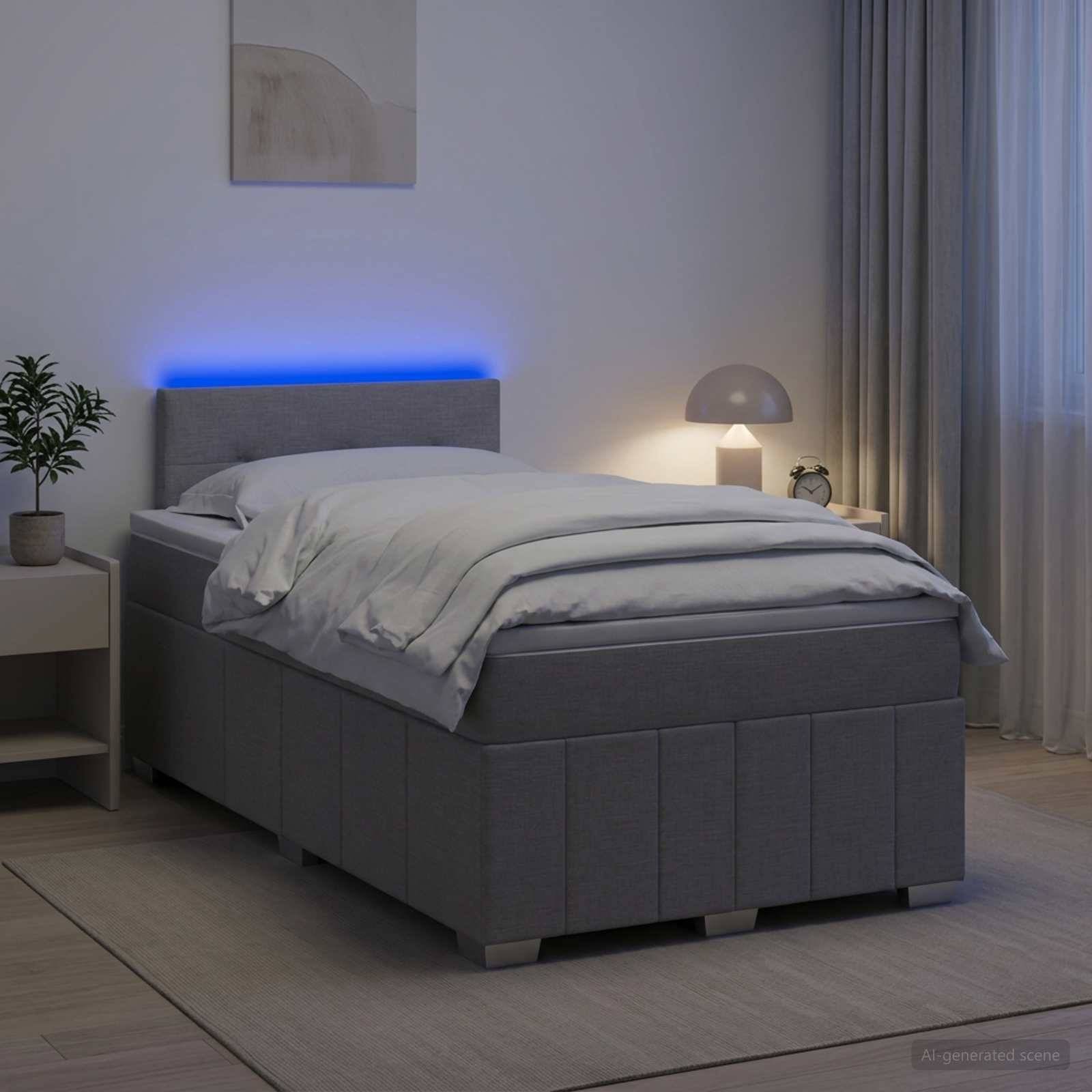 Modernes graupolstertes Bett in einem minimalistischen Schlafzimmer, mit blauer LED-Kopfteilbeleuchtung, Nachttischlampe und transparenten Vorhängen.