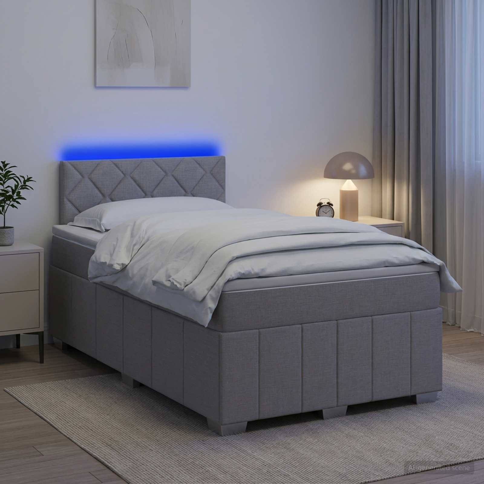 Grau gepolstertes Bett in einem modernen Schlafzimmer, mit leuchtender blauer Kopfleuchte, weißer Bettwäsche und Nachttischlampe neben Vorhängen.
