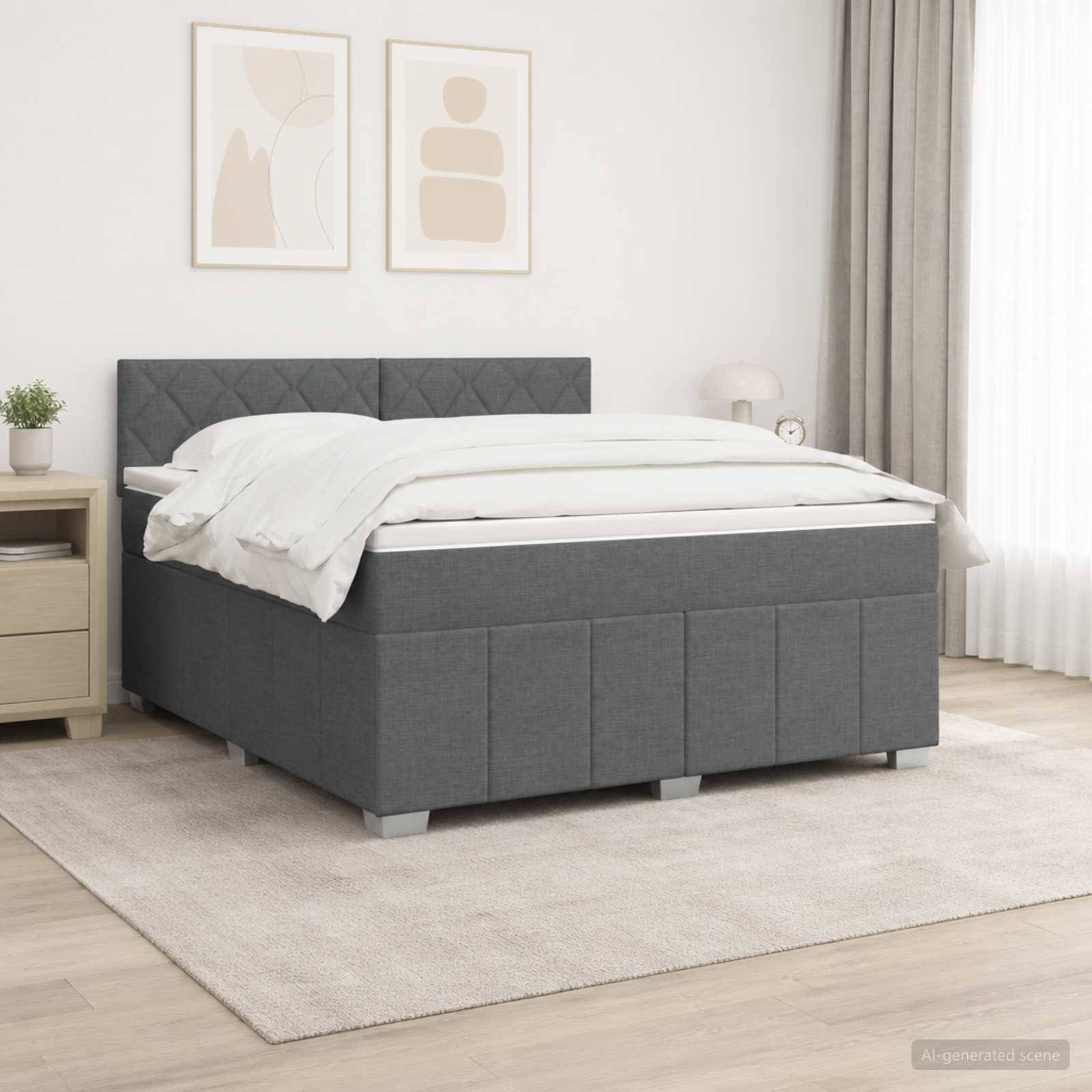 Grau gepolstertes Bett mit gestepptem Kopfteil in einem hellen Schlafzimmer, gezeigt mit weißer Bettwäsche, Nachttisch und rahmendem Wandkunstwerk.