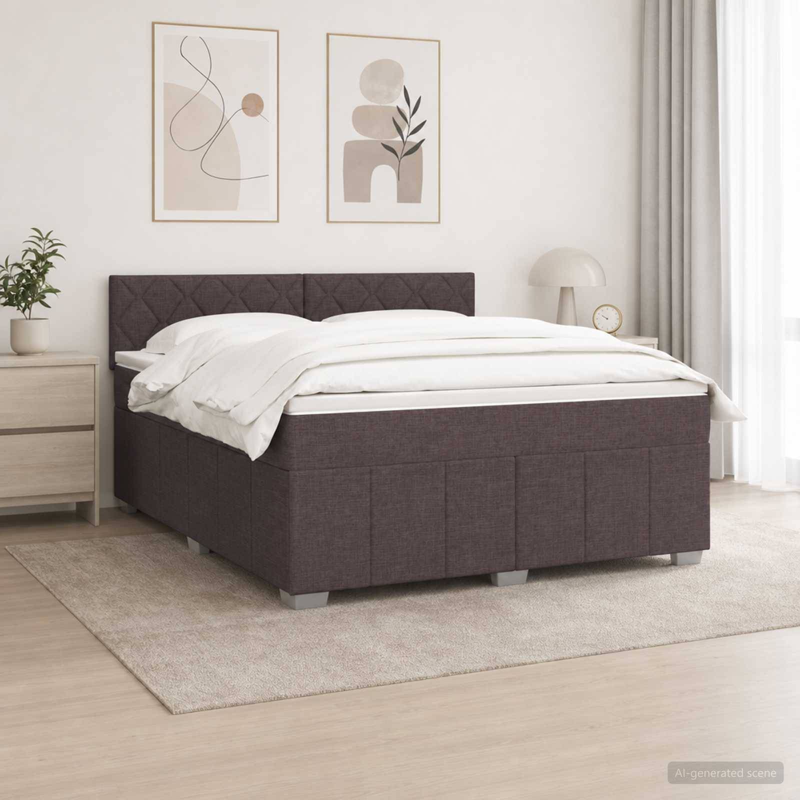 Modernes Schlafzimmer mit einem dunklen gepolsterten Bett, das mit weißer Bettwäsche bezogen ist, abstrakten Bildern an der Wand darüber und einer Lampe sowie einem Nachttisch daneben.