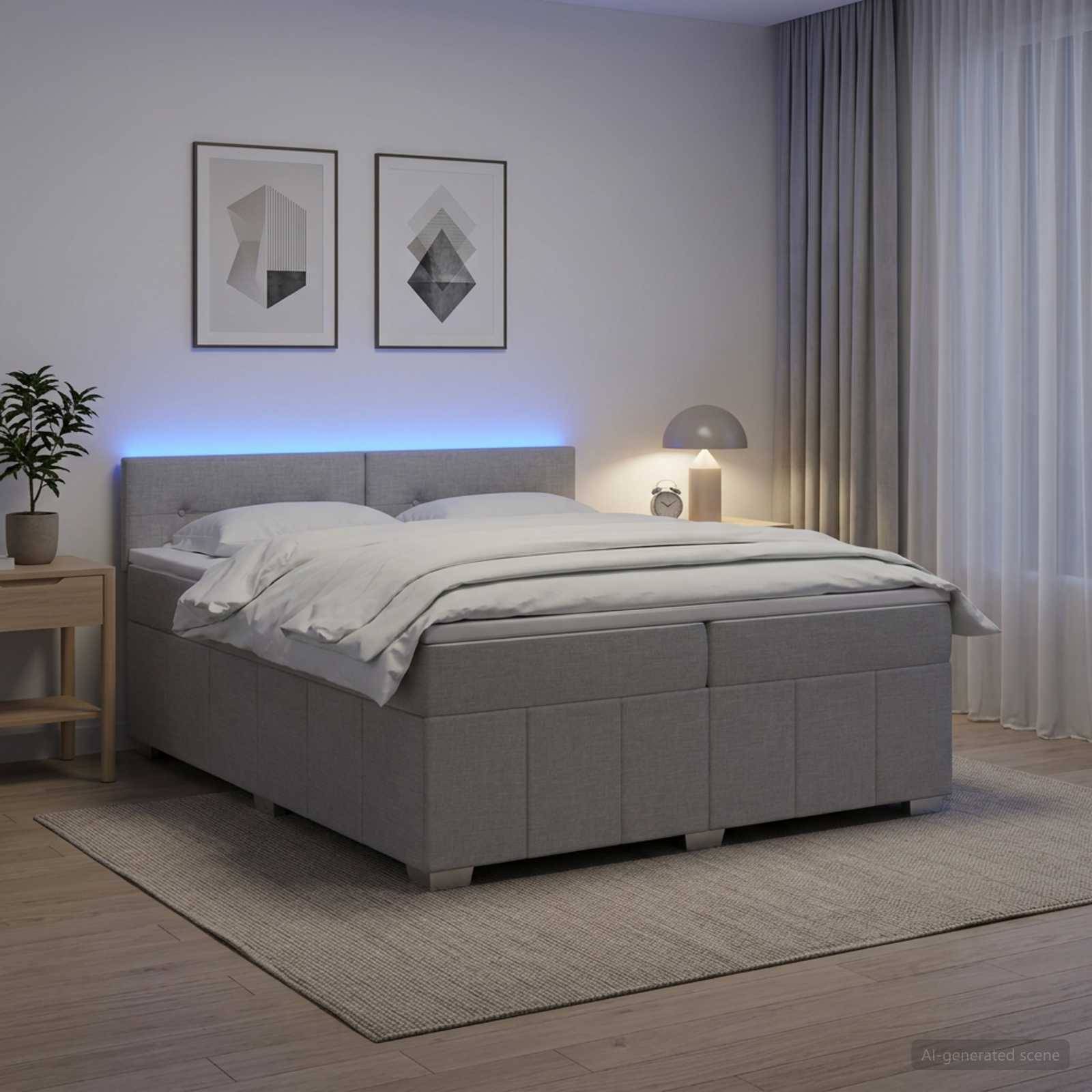 Modernes grau gepolstertes Bett in einem sanft beleuchteten Schlafzimmer mit weißer Bettwäsche, Nachttischlampe, gerahmtem Wandbild, Vorhängen und Teppich.