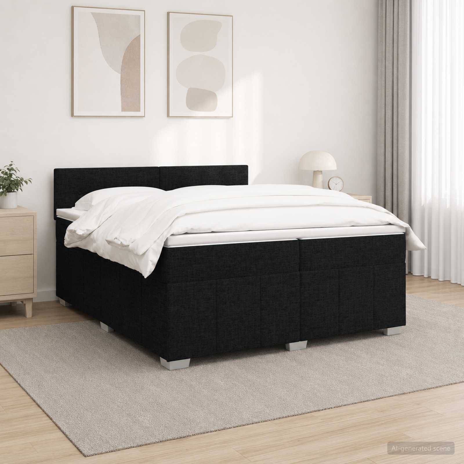 Schwarz gepolstertes Bett mit weißer Bettwäsche in einem minimalistischen Schlafzimmer, gerahmte Kunstwerke darüber, Nachttisch, Lampe und neutraler Teppich.