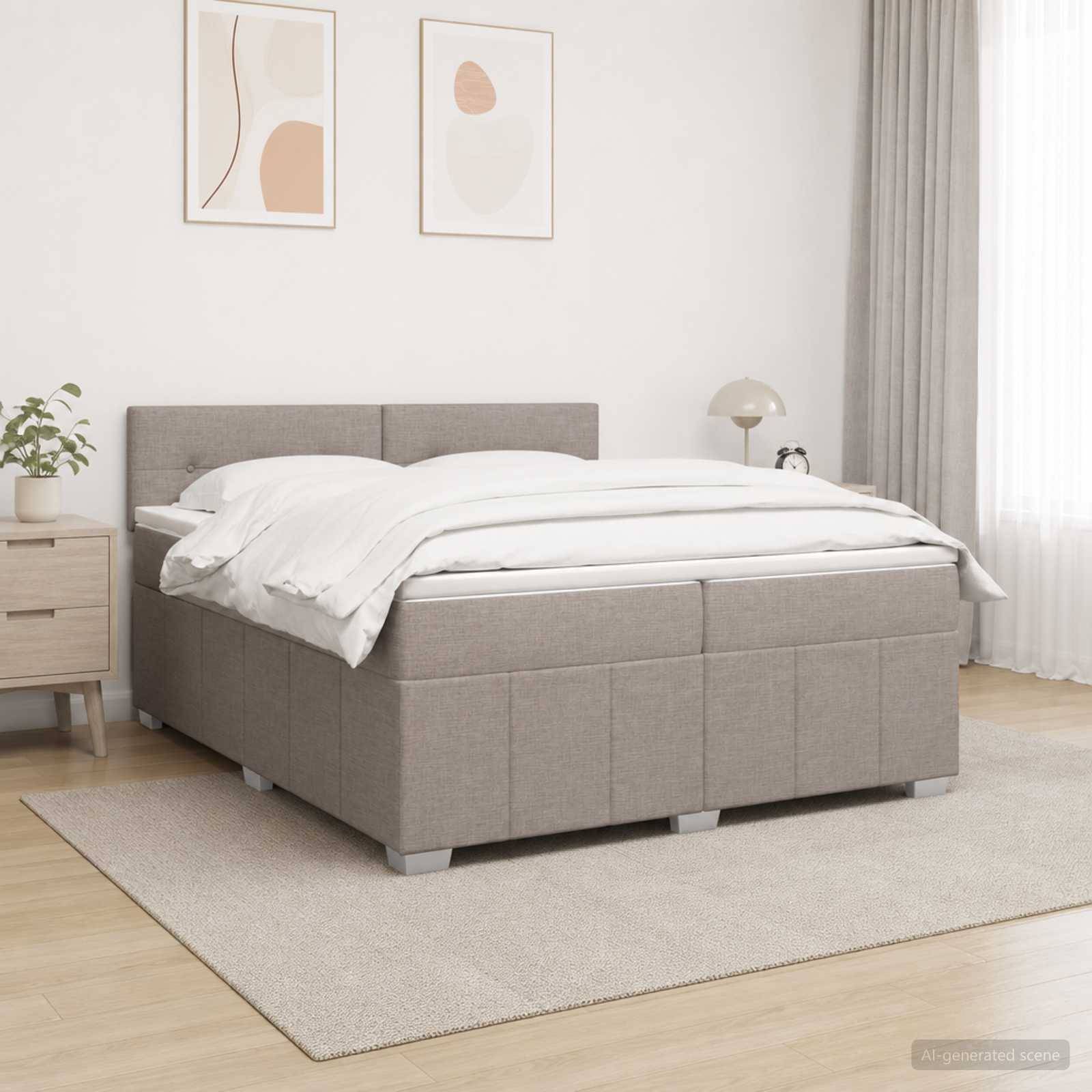 Modernes Bett mit beigefarbenem Polsterstoff und weißer Bettwäsche in einem hellen, minimalistischen Schlafzimmer mit Nachttisch, Lampe, Vorhängen und eingerahmter Wandkunst.
