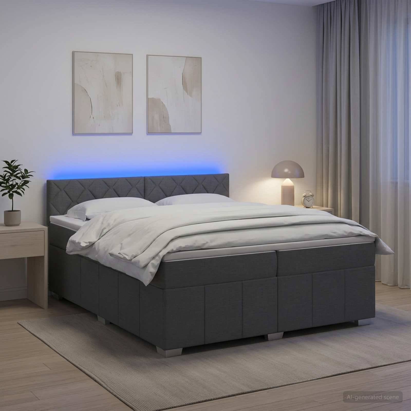 Modernes Schlafzimmer mit einem grau gepolsterten Bett, weißer Bettwäsche, blauer Kopfleuchte, Nachttischlampe, Pflanze, Wandkunst und Vorhängen.