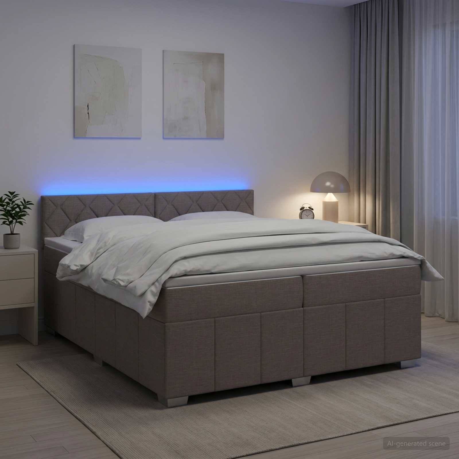 Modernes Schlafzimmer mit einem grau gepolsterten Bett, weißer Bettwäsche, blauer LED-Kopfleuchte, Nachttischleuchte und Vorhängen.