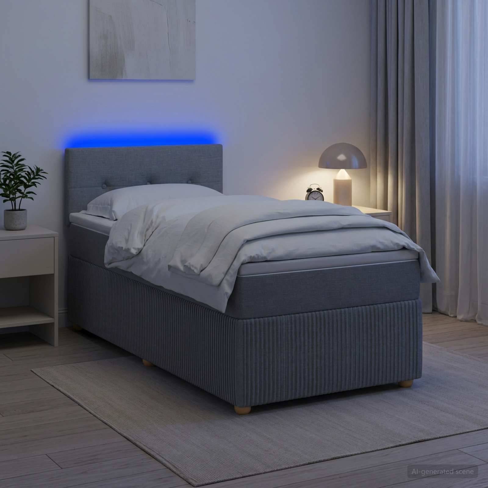 Modernes Bett mit grauer Polsterung in einem sanft beleuchteten Schlafzimmer, mit blauer Kopfteilakzentleuchte, Nachttischlampe, Teppich, Vorhängen und Pflanze.