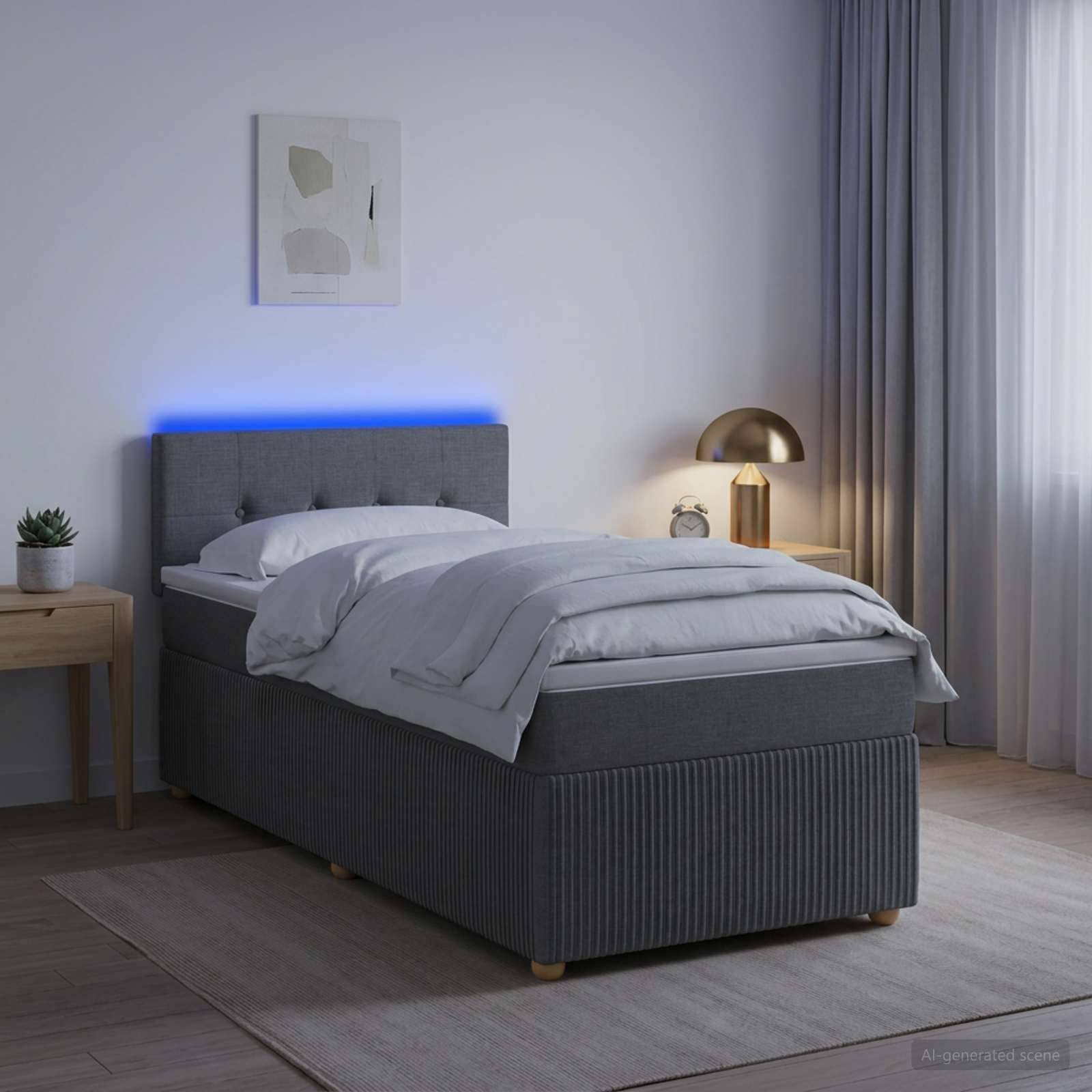 Modernes Schlafzimmer mit einem grau gepolsterten Bett, blauer Kopfteilleuchte, Nachttischlampe und Fenster mit Vorhängen auf einem hellen Teppich.