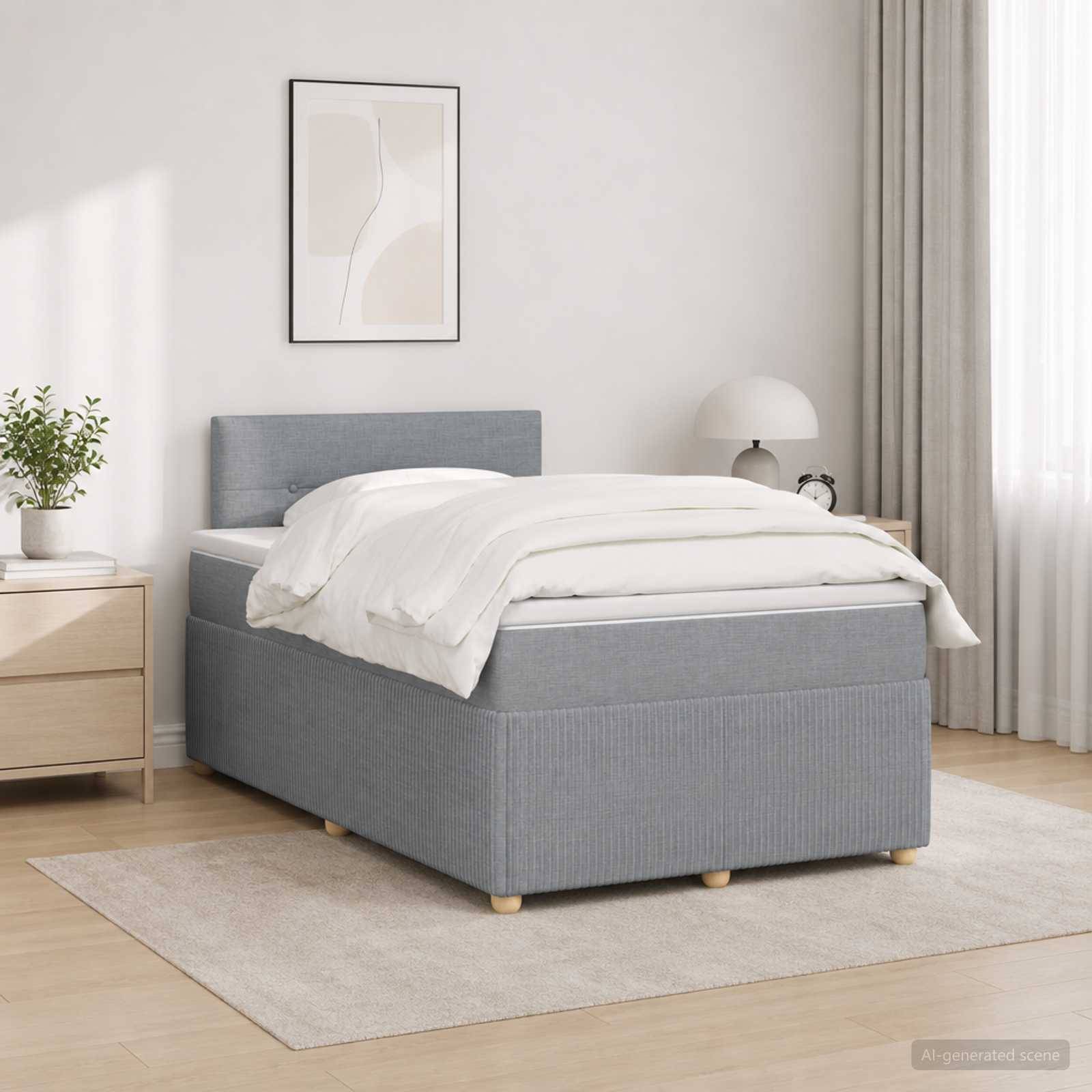Minimales Schlafzimmer mit einem grau gepolsterten Bett, das mit weißer Bettwäsche bezogen ist, neben einem Nachttisch, einer Lampe, einer Pflanze und durchsichtigen Vorhängen.