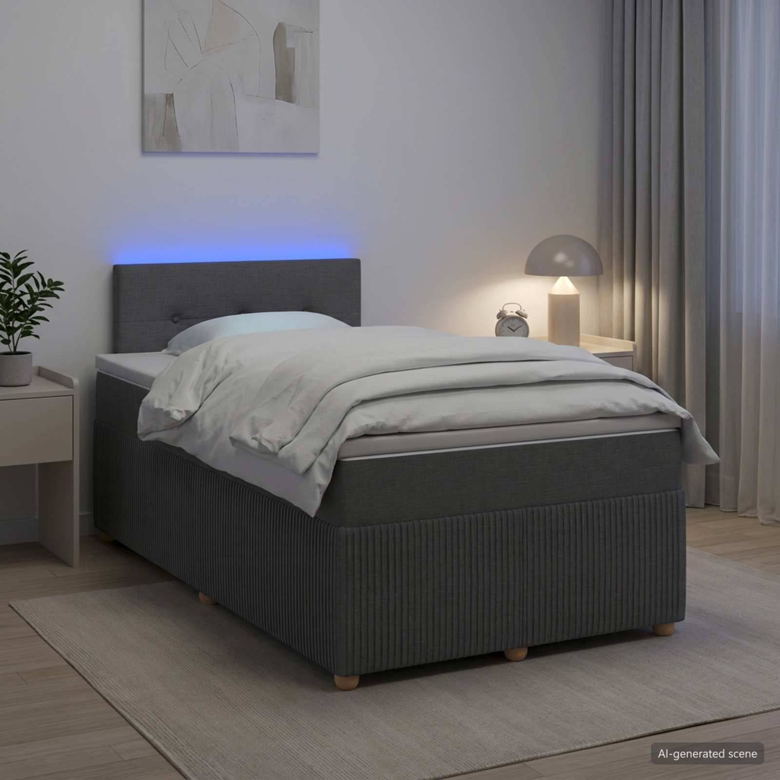 Modernes Schlafzimmer mit ordentlich gemachtem grauem Polsterbett, blauer Kopfleuchte, Nachttischlampe und Tisch, Vorhängen und minimalistischer Einrichtung.
