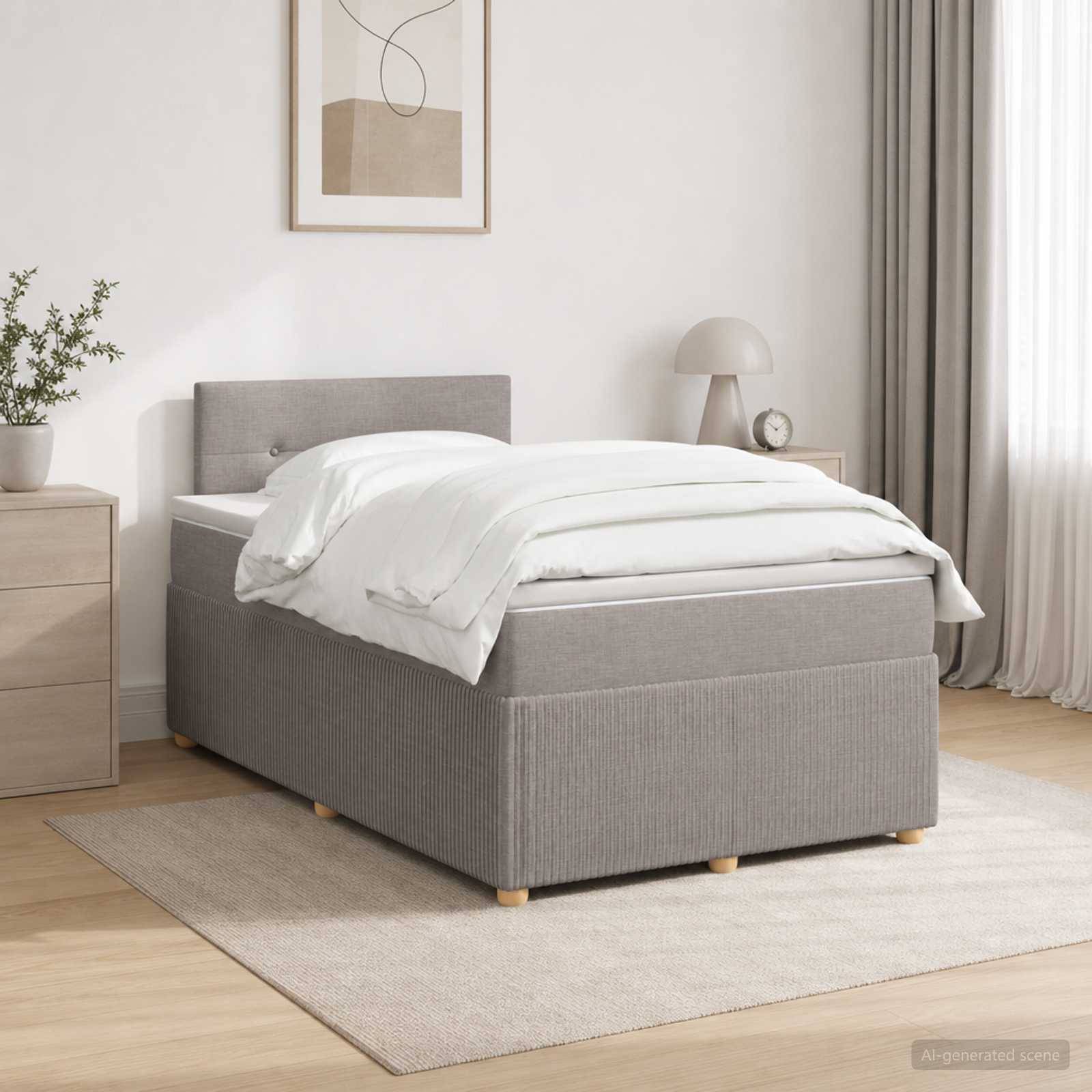 Minimales Schlafzimmer mit einem grau gepolsterten Bett, weißer Bettwäsche, Nachttisch, Lampe, Teppich und rahmendem Wandkunstwerk in einem hellen, neutralen Raum.