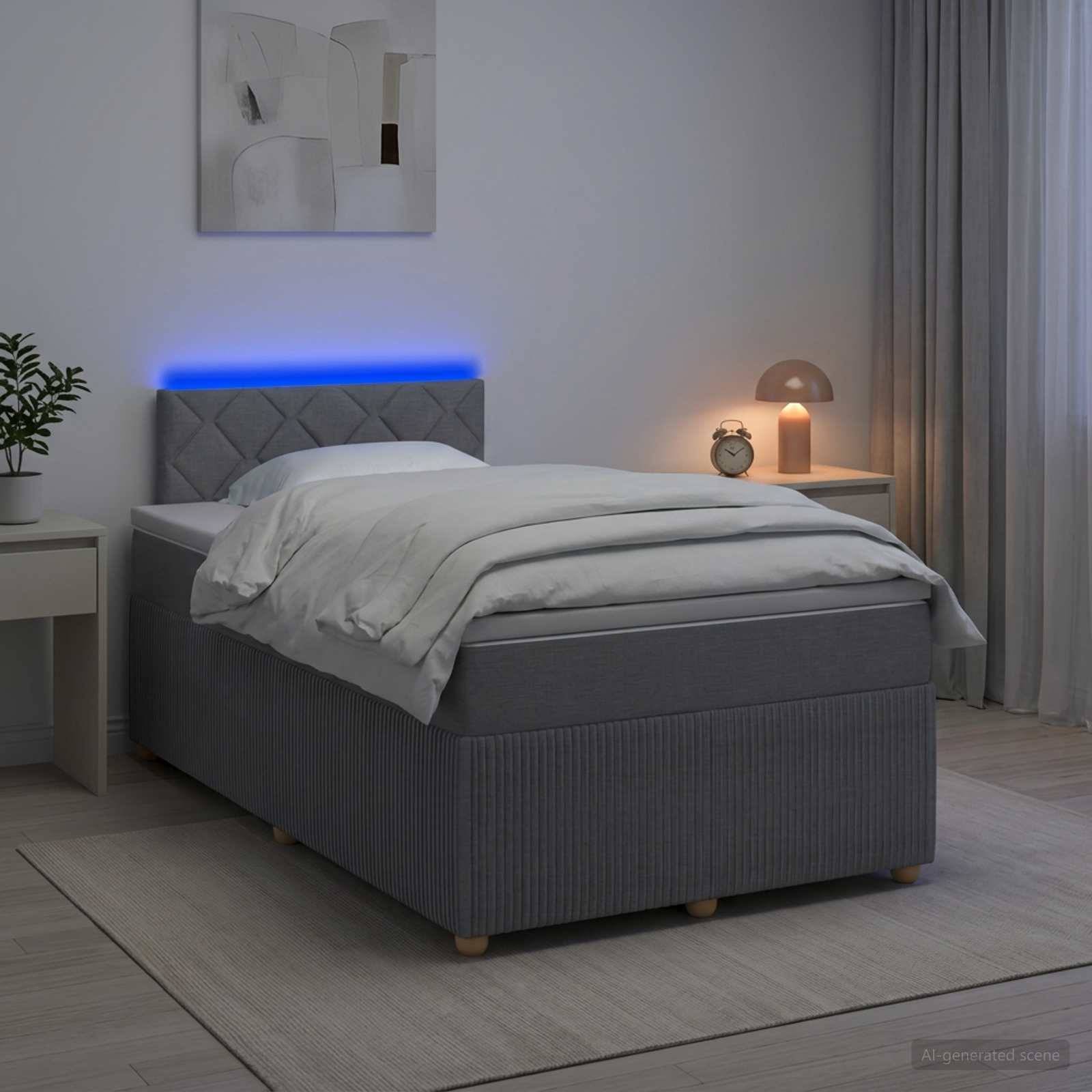 Modernes graues Bett in einem minimalistischen Schlafzimmer, mit blauer LED-Kopfleuchtenbeleuchtung, weißer Bettwäsche, Nachttischlampe, Uhr und Vorhängen.