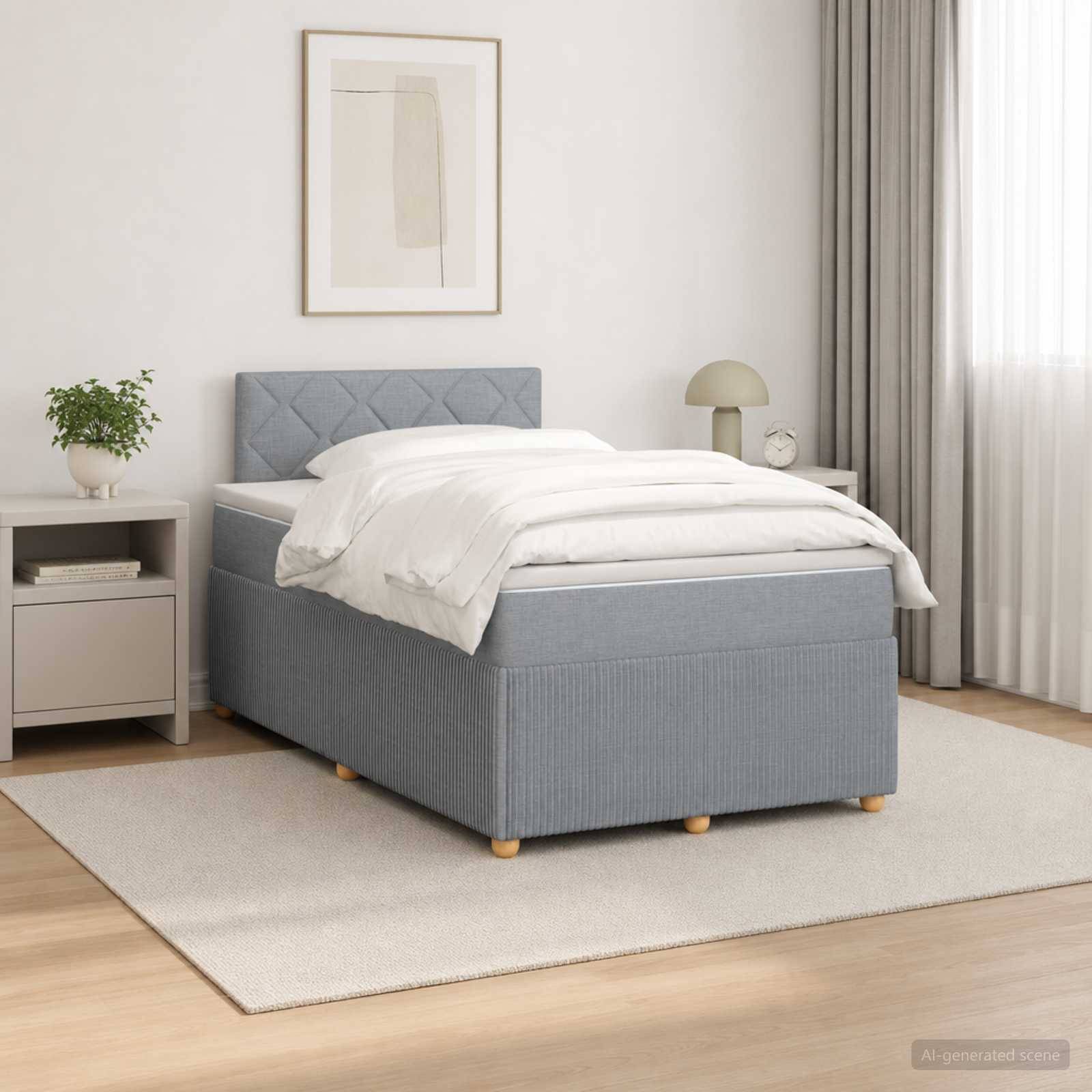 Minimalistisches Schlafzimmer mit einem blaugepolsterten Bett, weißer Bettwäsche, Nachttisch, Lampe, gerahmt Kunstwerk und transparenten Vorhängen.