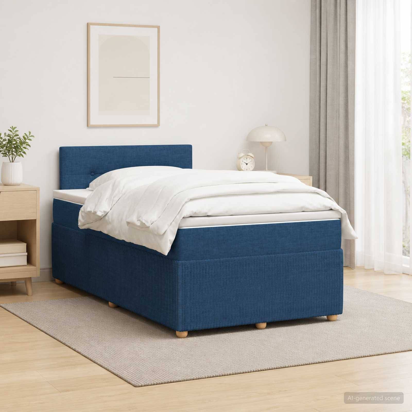 Blaues gepolstertes Bett mit weißer Bettwäsche in einem hellen, minimalistischen Schlafzimmer, gezeigt auf einem beigen Teppich mit Nachttisch und Lampe.