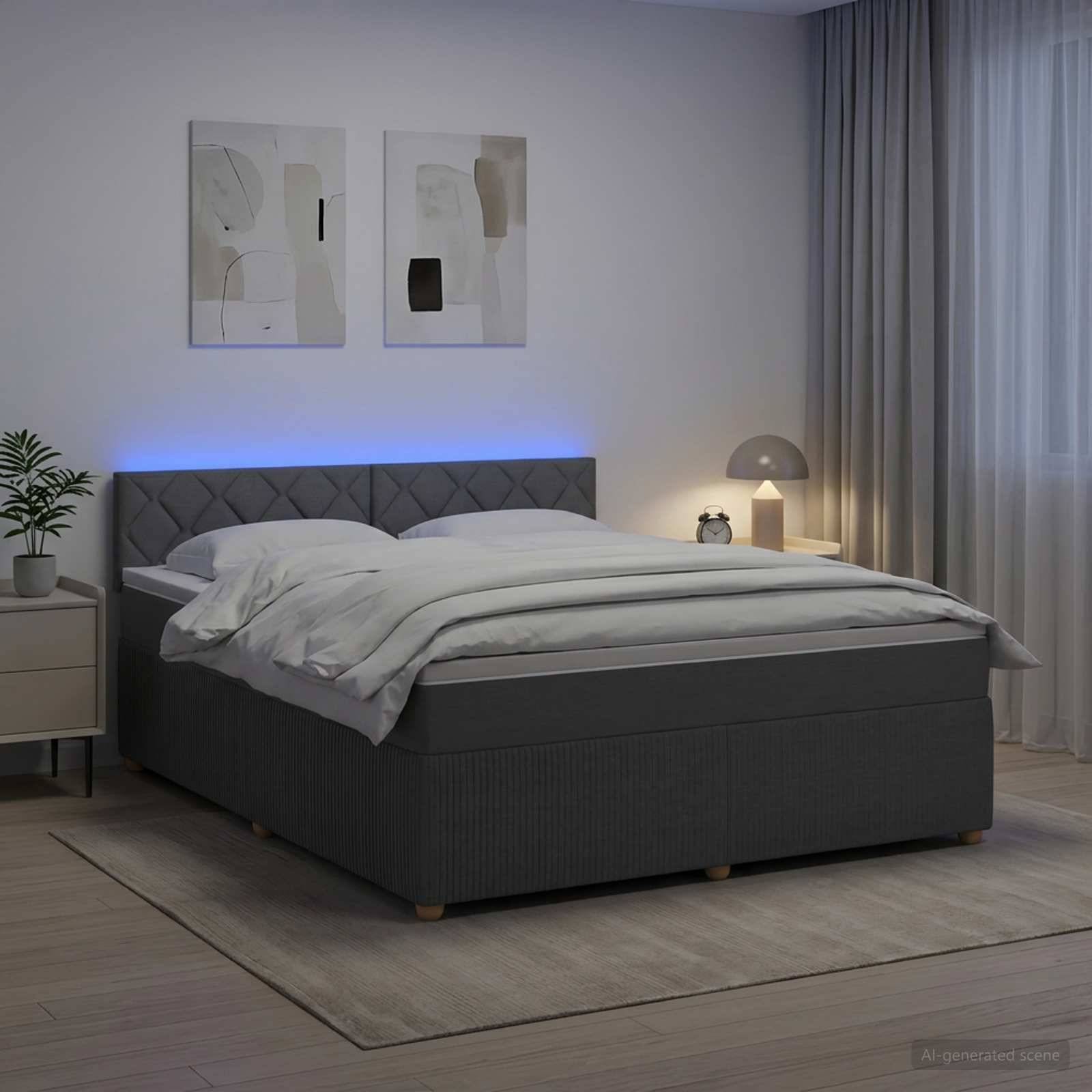 Modernes Schlafzimmer mit dunklem gepolstertem Bett, weißer Bettwäsche, blauer LED-Kopfleuchte, Nachttischlampe, Vorhängen und Wandkunst.