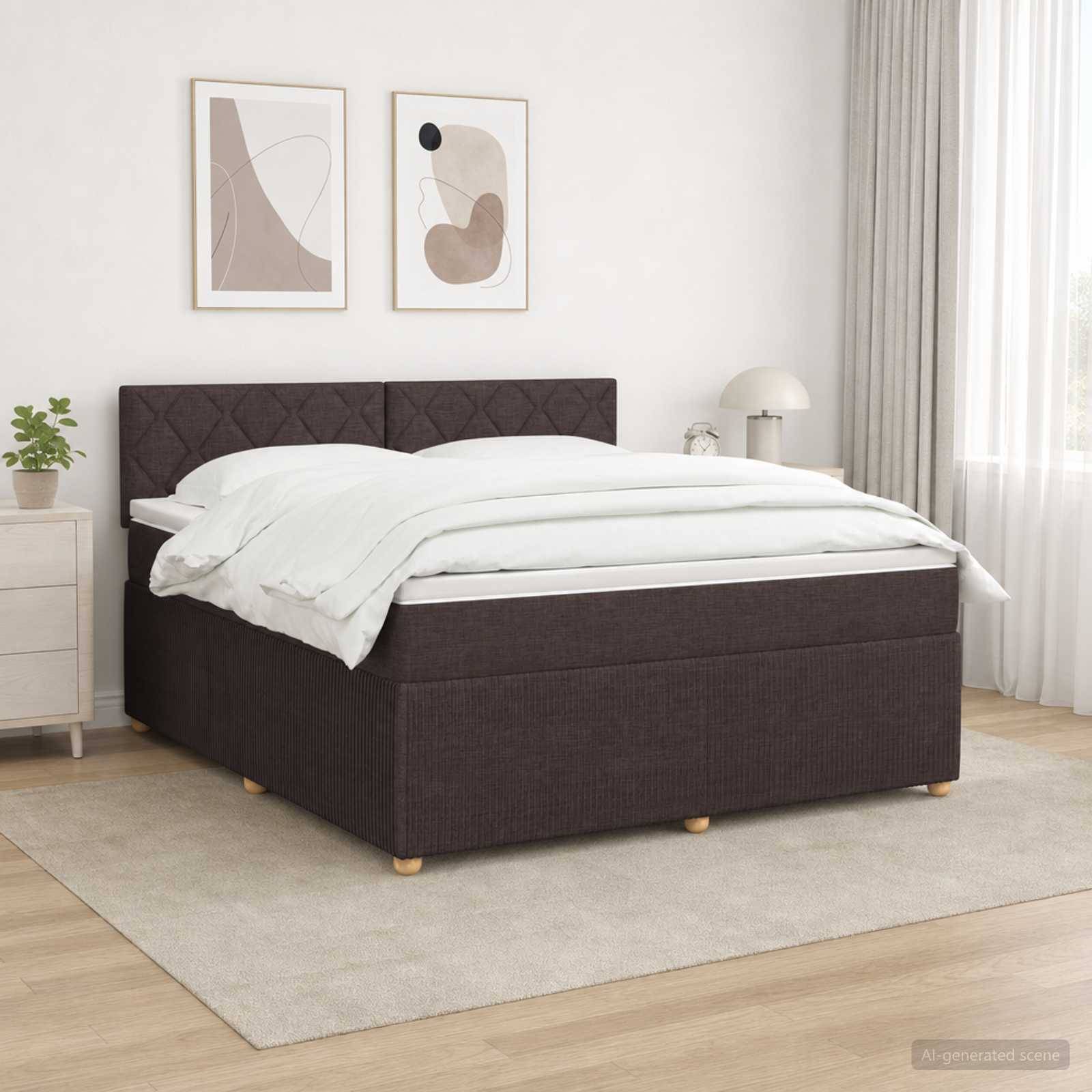 Ein modernes Schlafzimmer mit einem dunkel gepolsterten Bett, weißer Bettwäsche, Nachttischen, abstrakter Wandkunst und weichem Naturlicht.