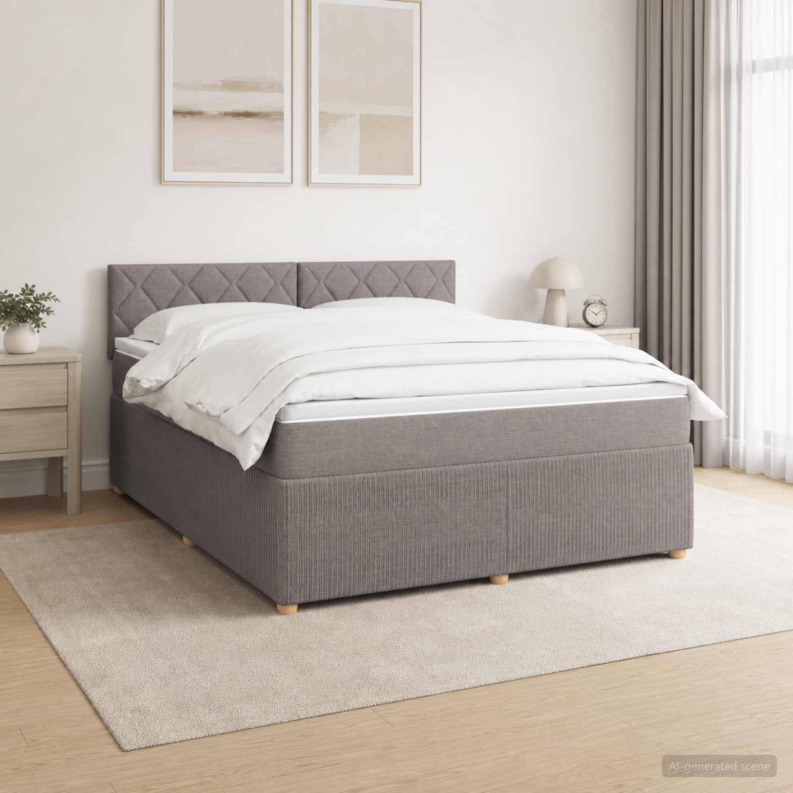 Modernes Schlafzimmer mit einem grau gepolsterten Bett, das mit weißer Bettwäsche bezogen ist, flankiert von einem Nachttisch und einer Lampe, auf einem hellen Teppich neben einem hellen Fenster.