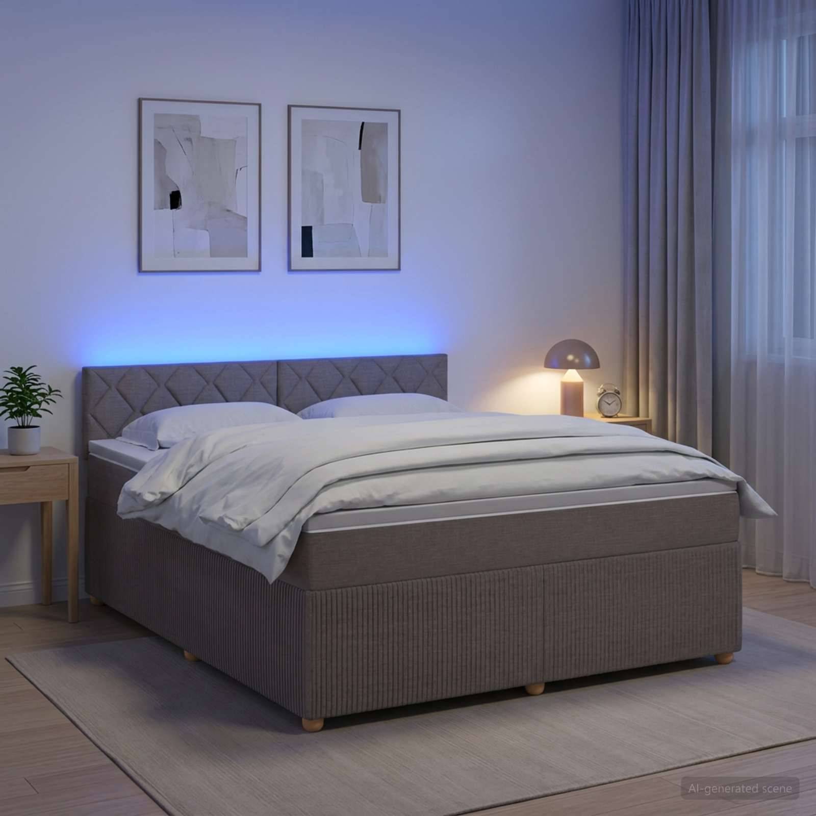 Modernes Schlafzimmer mit gemachtem Bett, blauem beleuchteten Kopfteil, Nachttischlampe, Wandkunst in Rahmen, Vorhängen und einer kleinen Pflanze auf einem Beistelltisch.