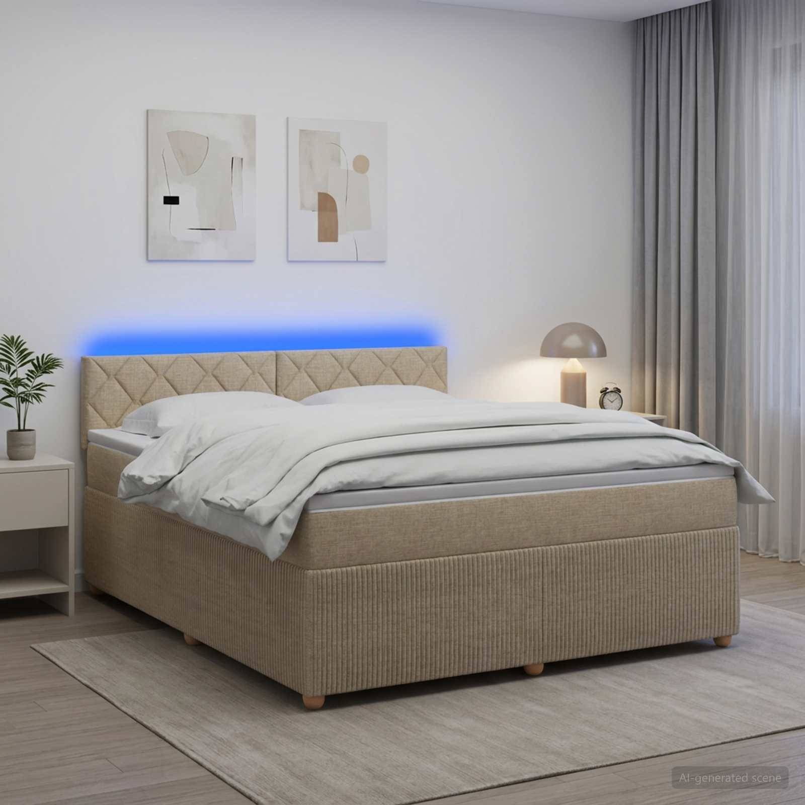 Minimalistisches Schlafzimmer mit einem beigen gepolsterten Bett, das hinter dem Kopfteil blau leuchtet, weißer Bettwäsche, Nachttischlampe, Kunstwerk und Vorhängen.