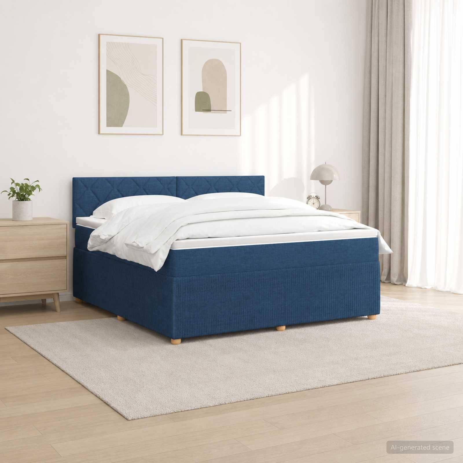 Modernes Schlafzimmer mit einem blauem, gepolstertem Bett, bezogen mit weißer Bettwäsche, neben einem Nachttisch, einer Lampe und gerahmten Wandkunstwerken.