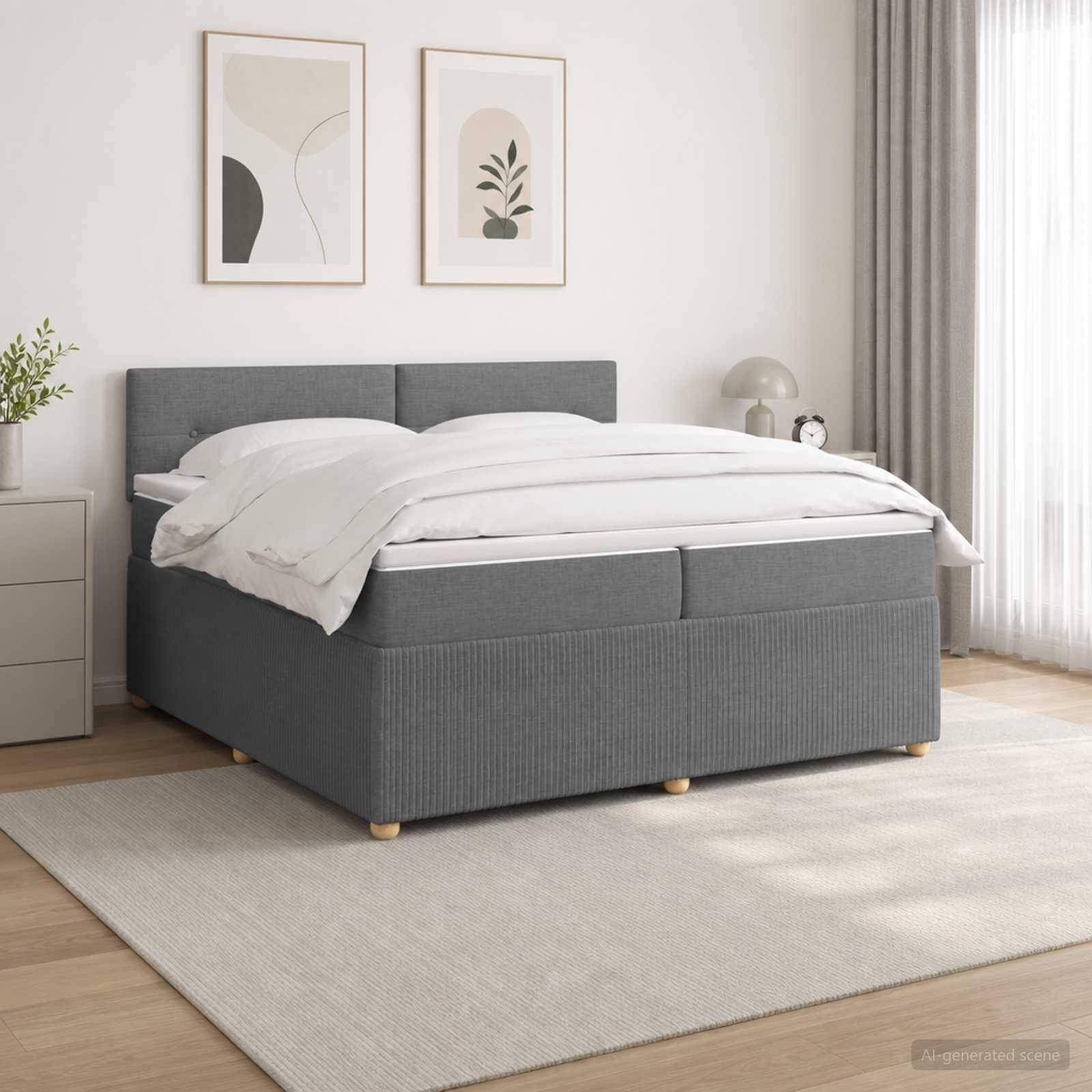Grau gepolstertes Bett mit weißer Bettwäsche in einem hellen, minimalistischen Schlafzimmer, gezeigt mit Wandkunst im Rahmen, Nachttischschrank, Lampe und Teppich.