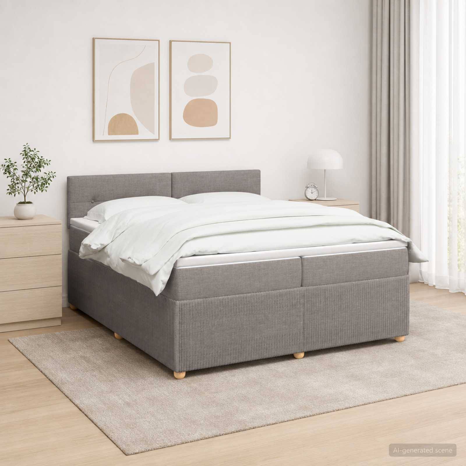 Modernes Schlafzimmer mit grauem Polsterbett, weißer Bettwäsche, Nachttisch, Lampe, Pflanze, abstrakter Wandkunst und hellem Teppich auf Holzfußboden.