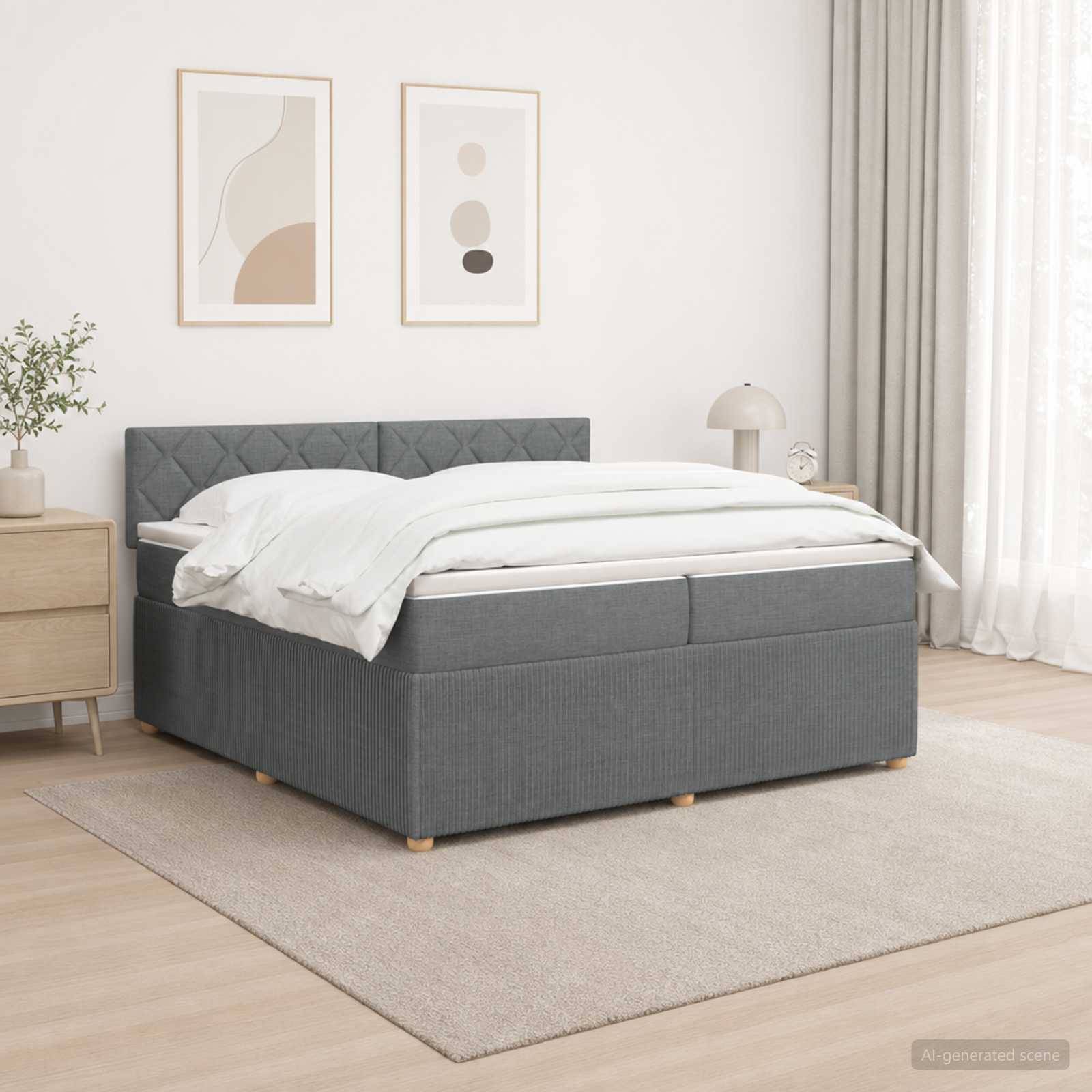 Modernes grau gepolstertes Bett mit gestepptem Kopfteil, weiße Bettwäsche, Nachttisch, gerahmte Wandkunst und transparente Vorhänge in einem hellen minimalistischen Schlafzimmer.