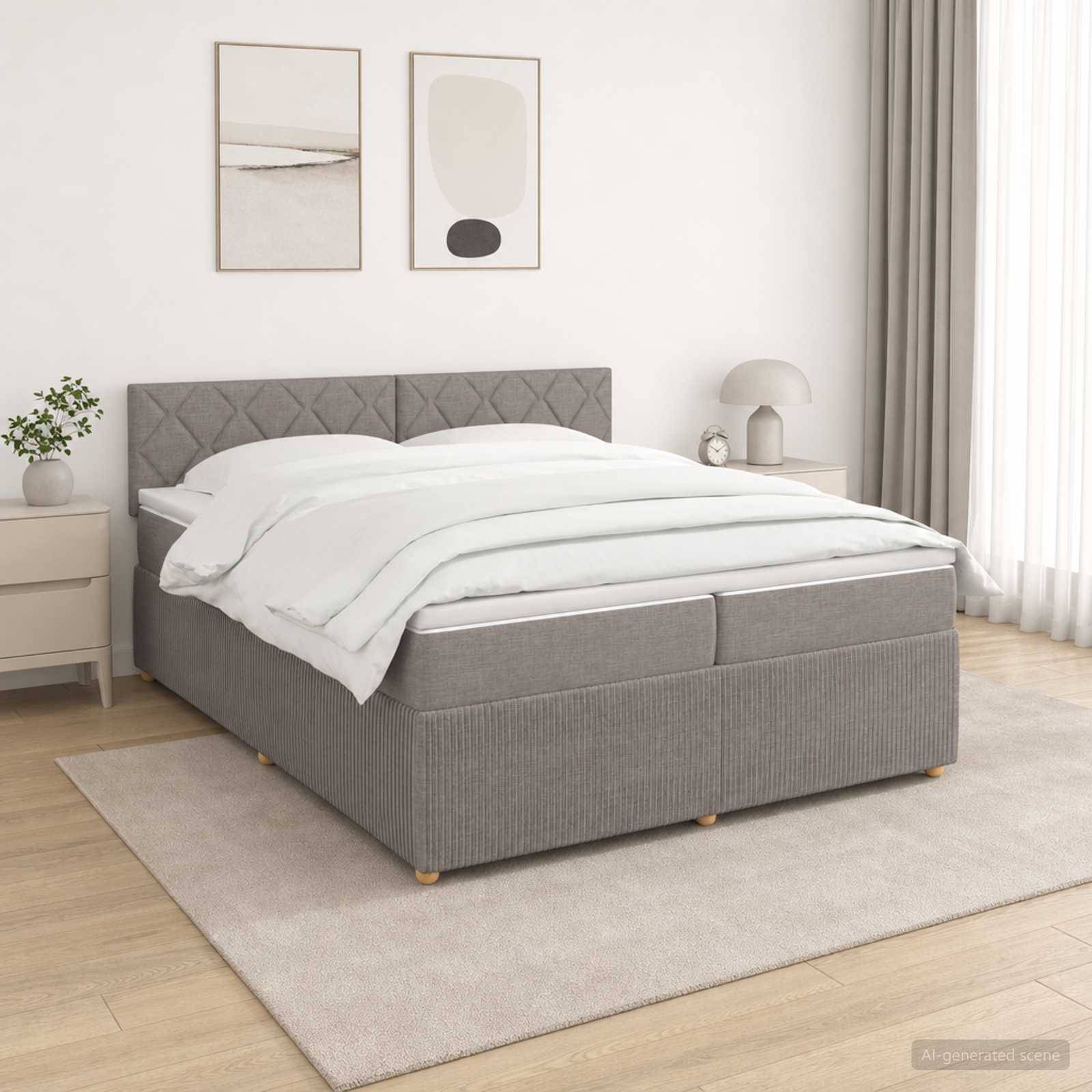 Minimalistisches Schlafzimmer mit einem grau gepolsterten Bett, weißer Bettwäsche, Nachttischen, Wandkunst, Teppich und weicher neutraler Dekoration.