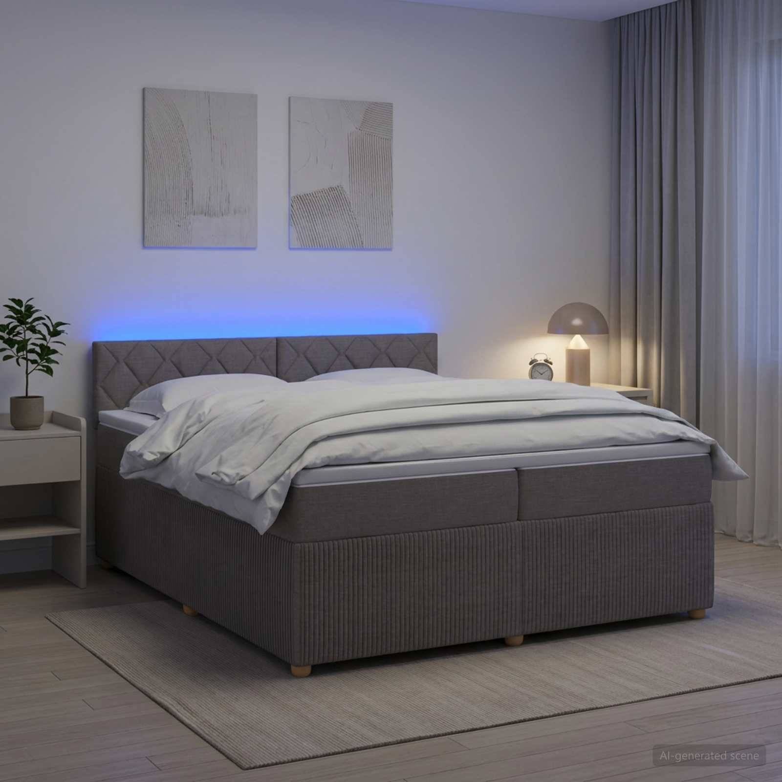 Modernes grau gepolstertes Bett mit weißer Bettwäsche in einem sanft beleuchteten Schlafzimmer, mit blauer LED-Kopfleuchte, Nachttisch, Lampe und Vorhängen.